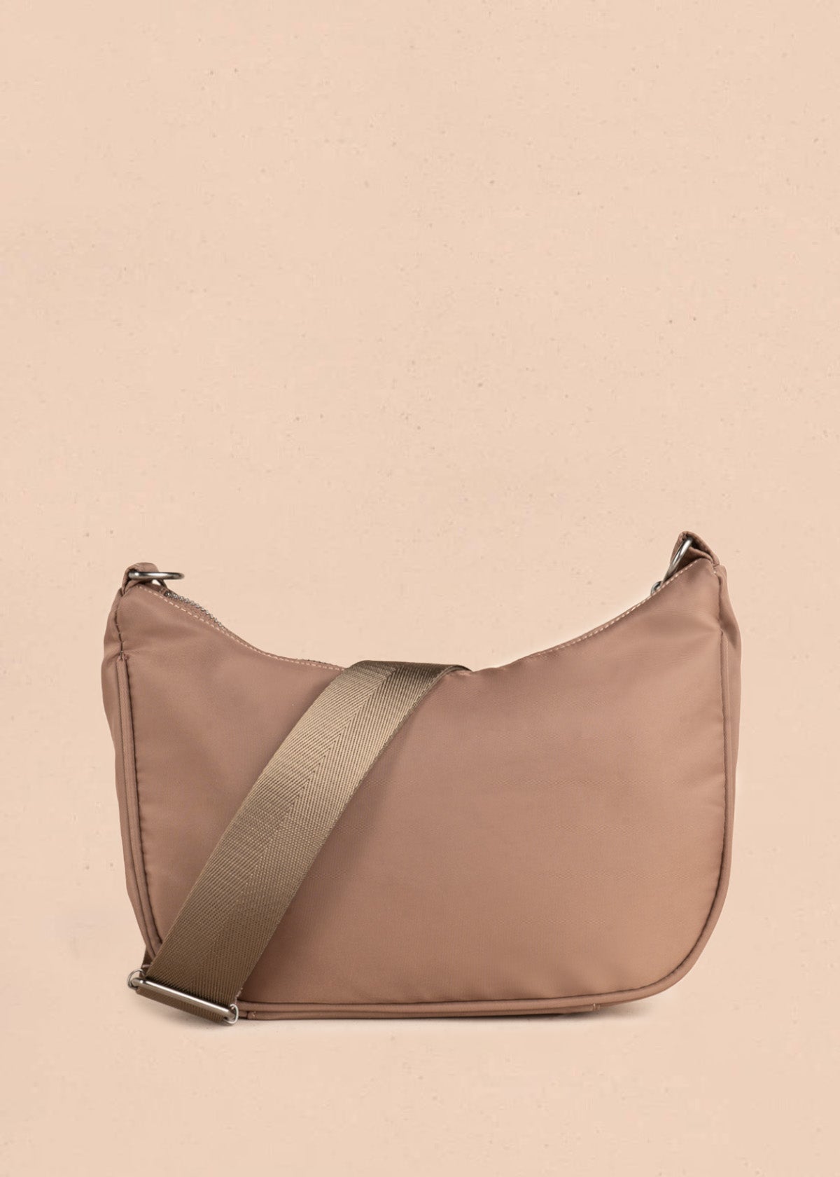 Bolso manos libres color chocolate con cadena 106841