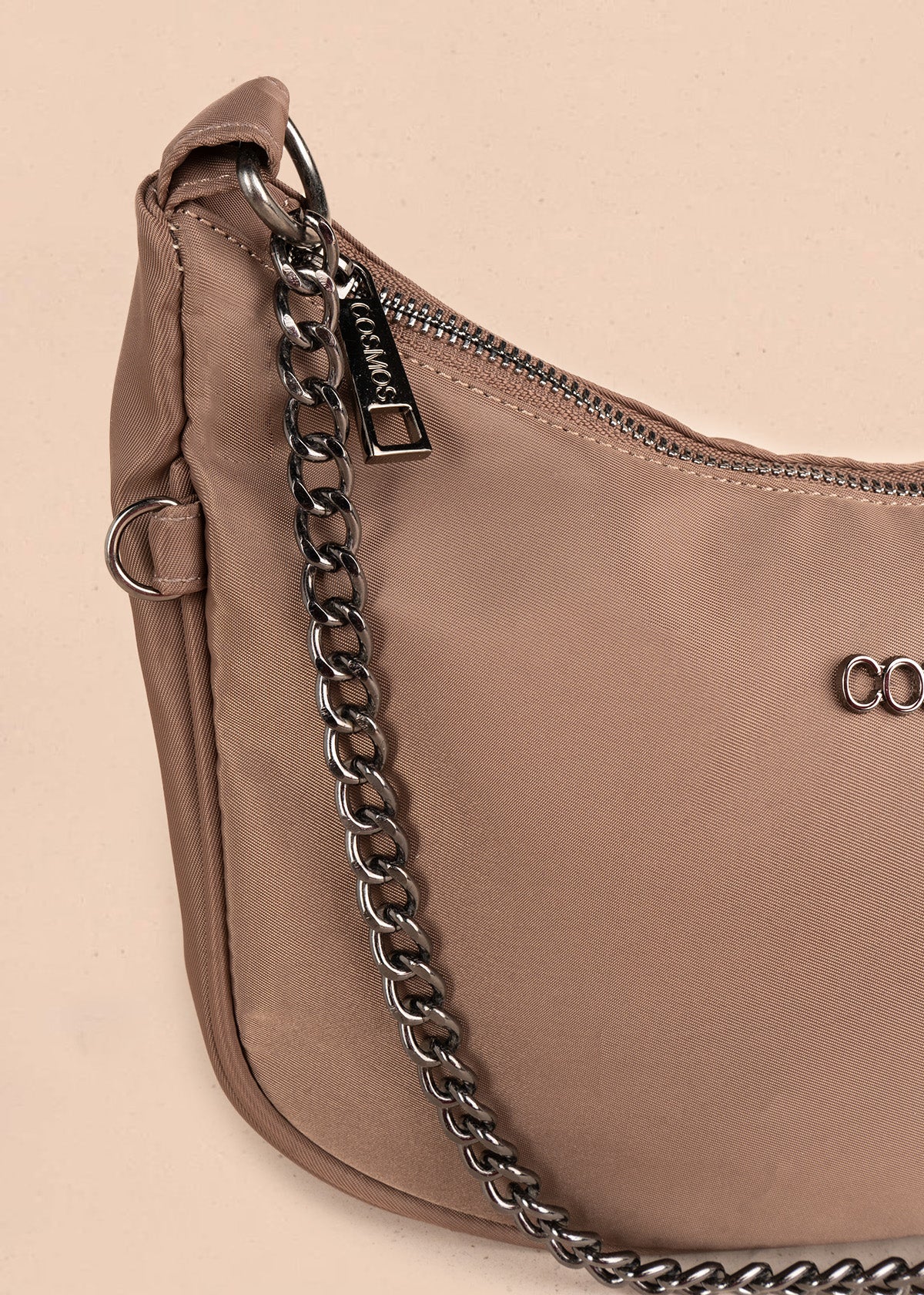 Bolso manos libres color chocolate con cadena 106841