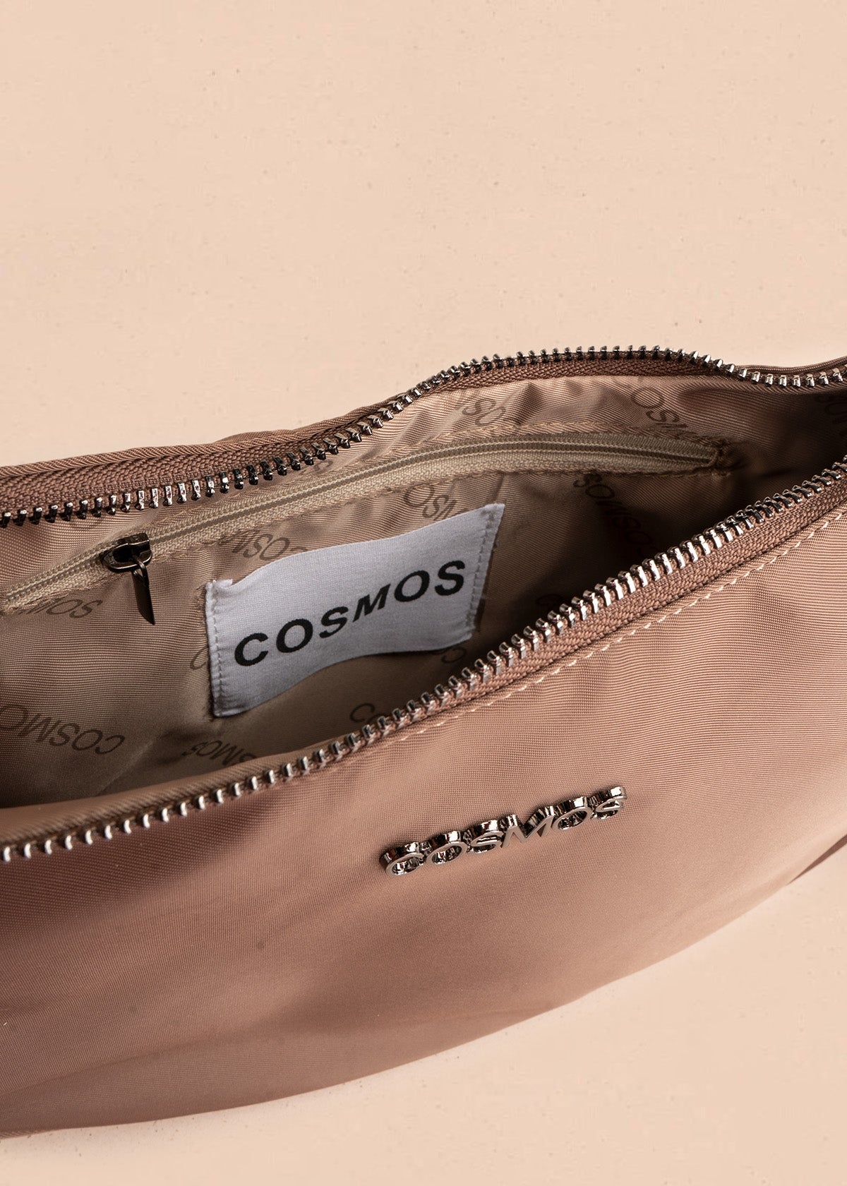 Bolso manos libres color chocolate con cadena 106841
