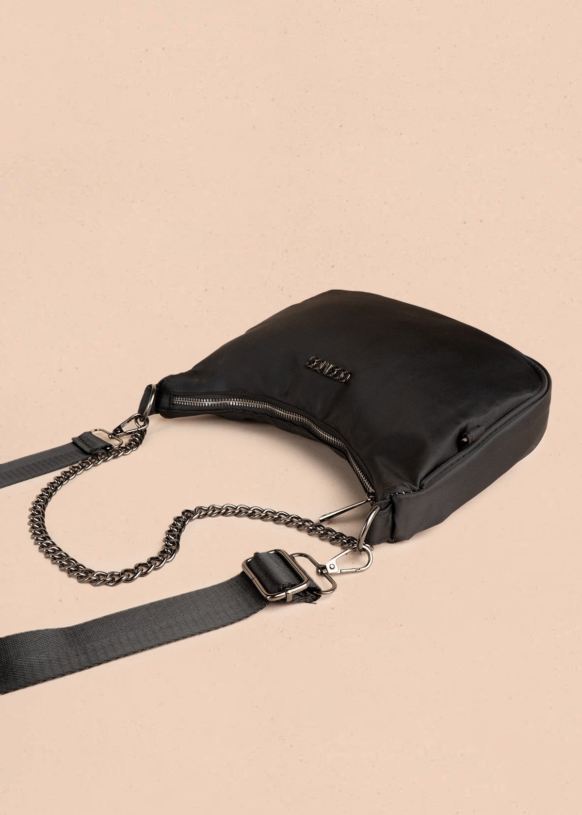 Bolso manos libres color negro con cadena 106841