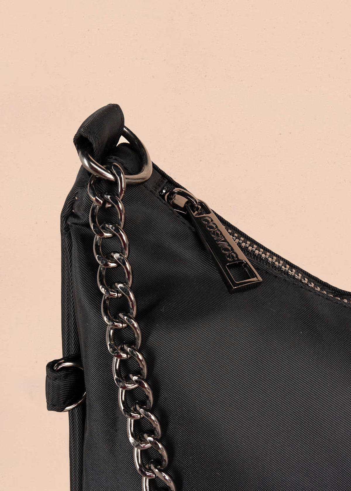Bolso manos libres color negro con cadena 106841