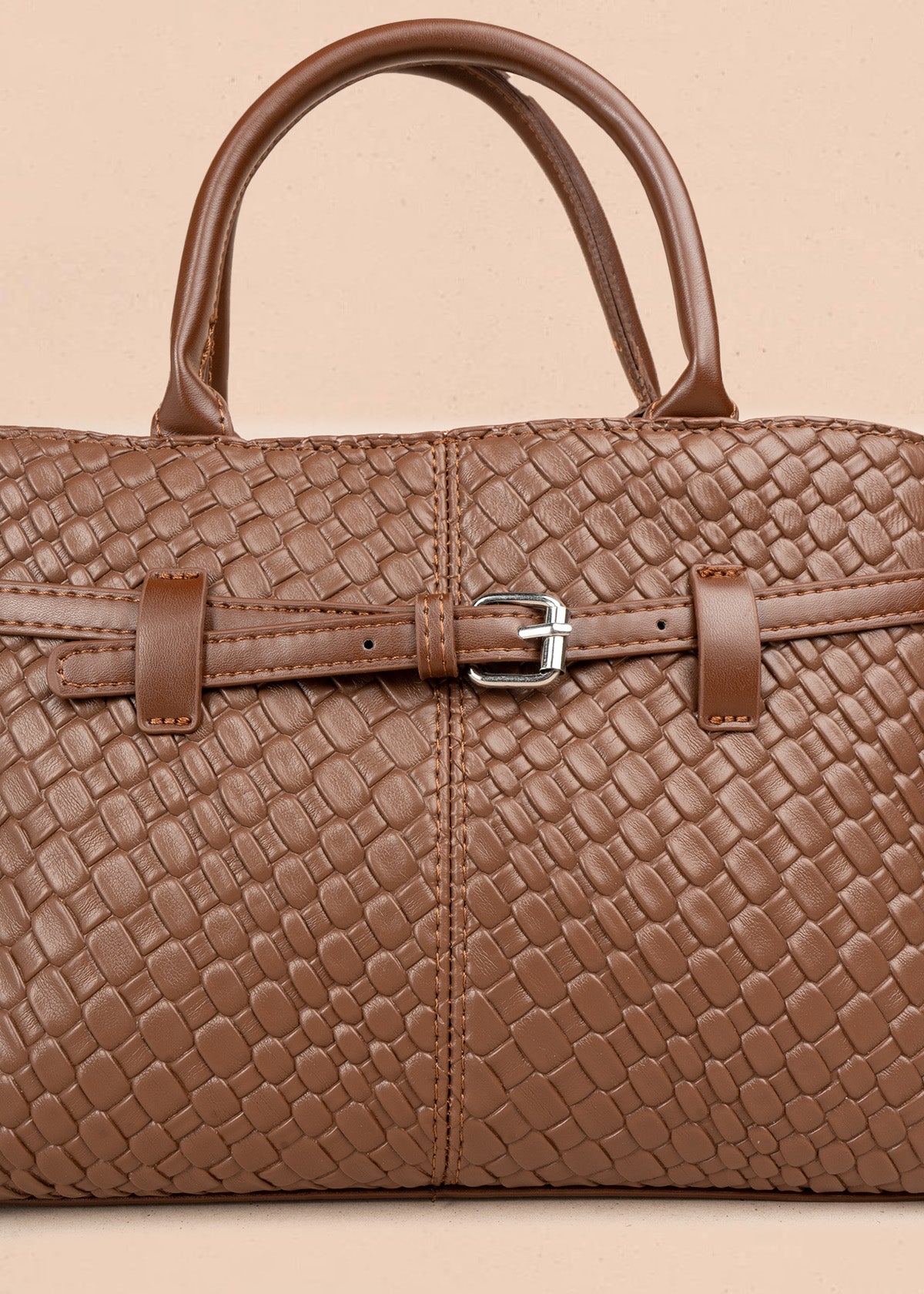 Bolso tipo cartera color chocolate con textura trenzada 106842