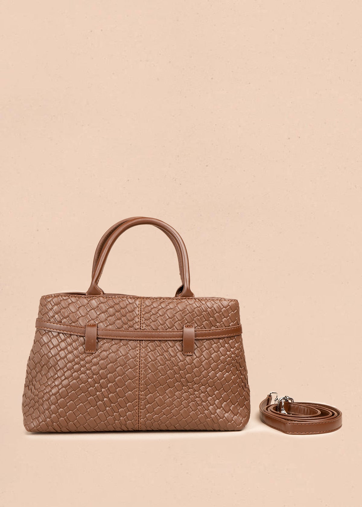 Bolso tipo cartera color chocolate con textura trenzada 106842