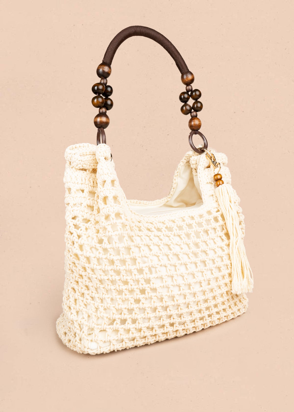 Bolso tipo shopping color marfil tejido calado con borla decorativa 106845