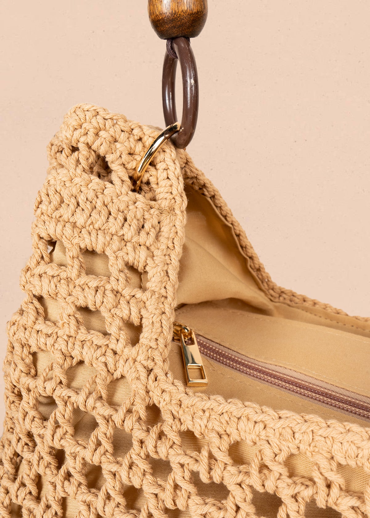 Bolso tipo shopping color caqui tejido calado con borla decorativa 106845
