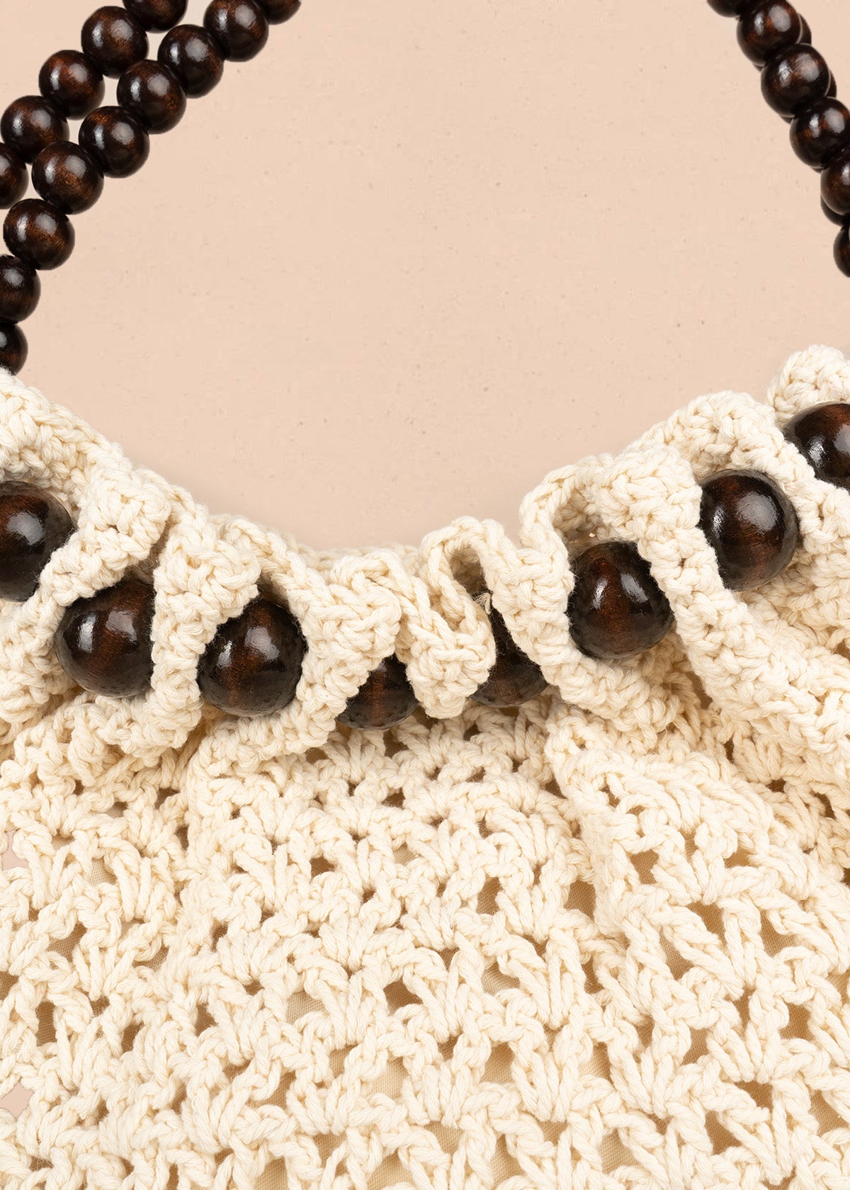 Bolso tipo shopping color beige tejido con asa de esferas de madera 106846
