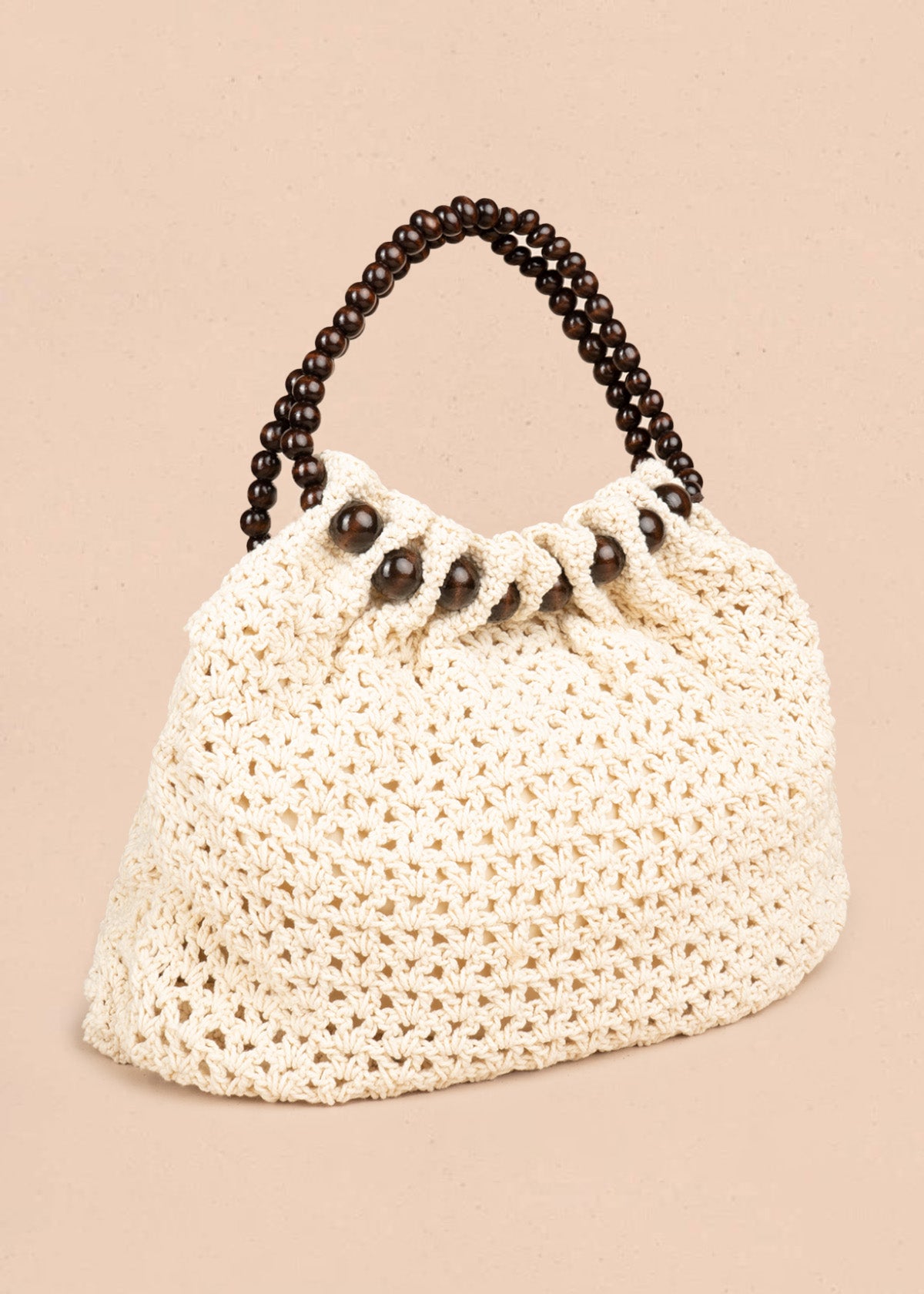 Bolso tipo shopping color beige tejido con asa de esferas de madera 106846