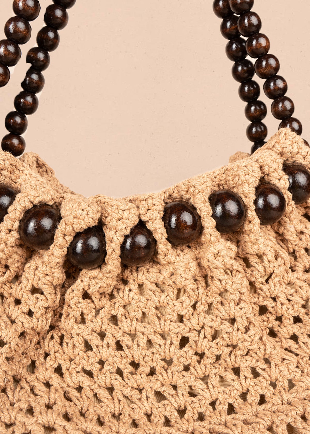 Bolso tipo shopping color caqui tejido con asa de esferas de madera 106846