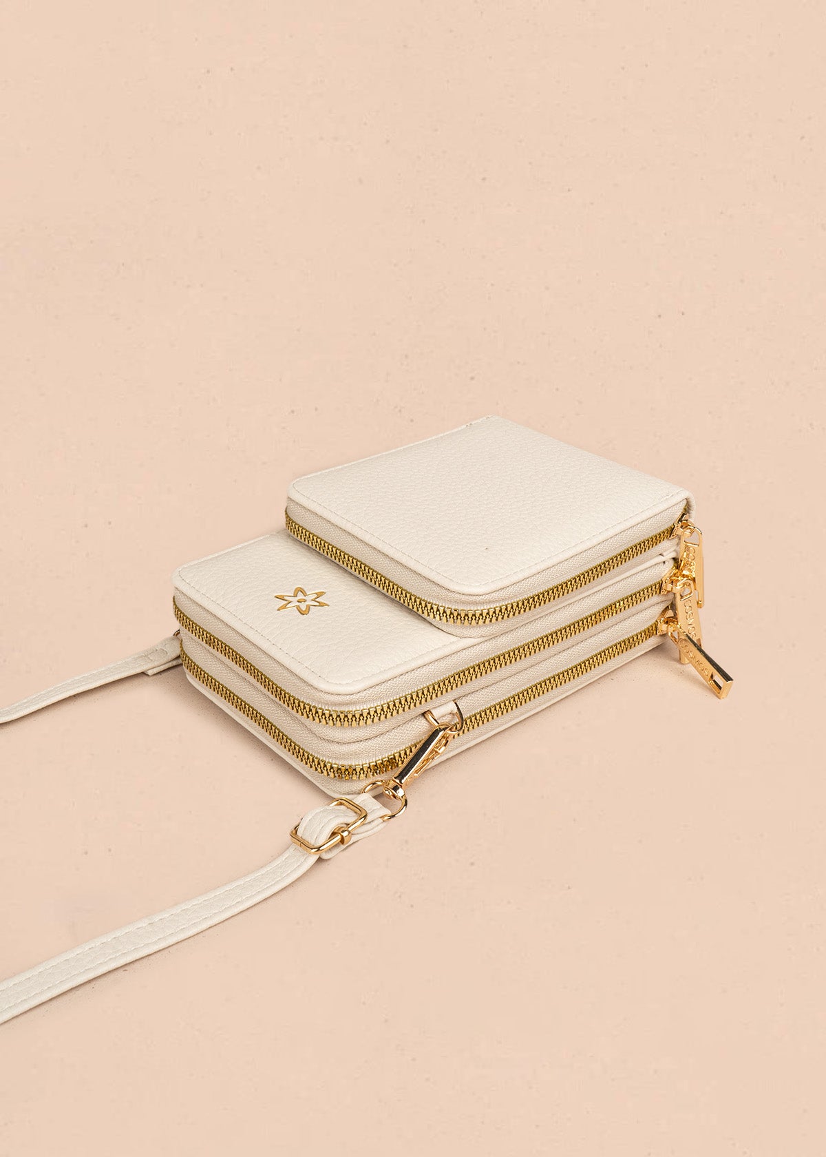 Porta celular color beige con doble compartimento y cierres dorados 106847