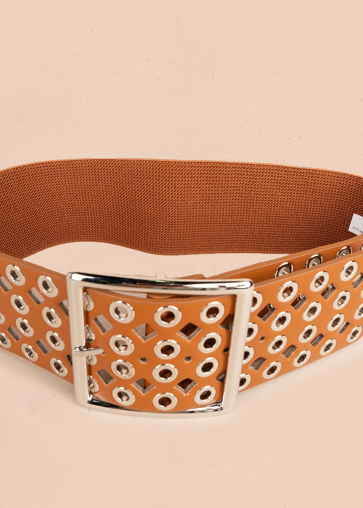 Cinturón ancho de cuero color miel con perforaciones y hebilla cuadrada plateada 106895