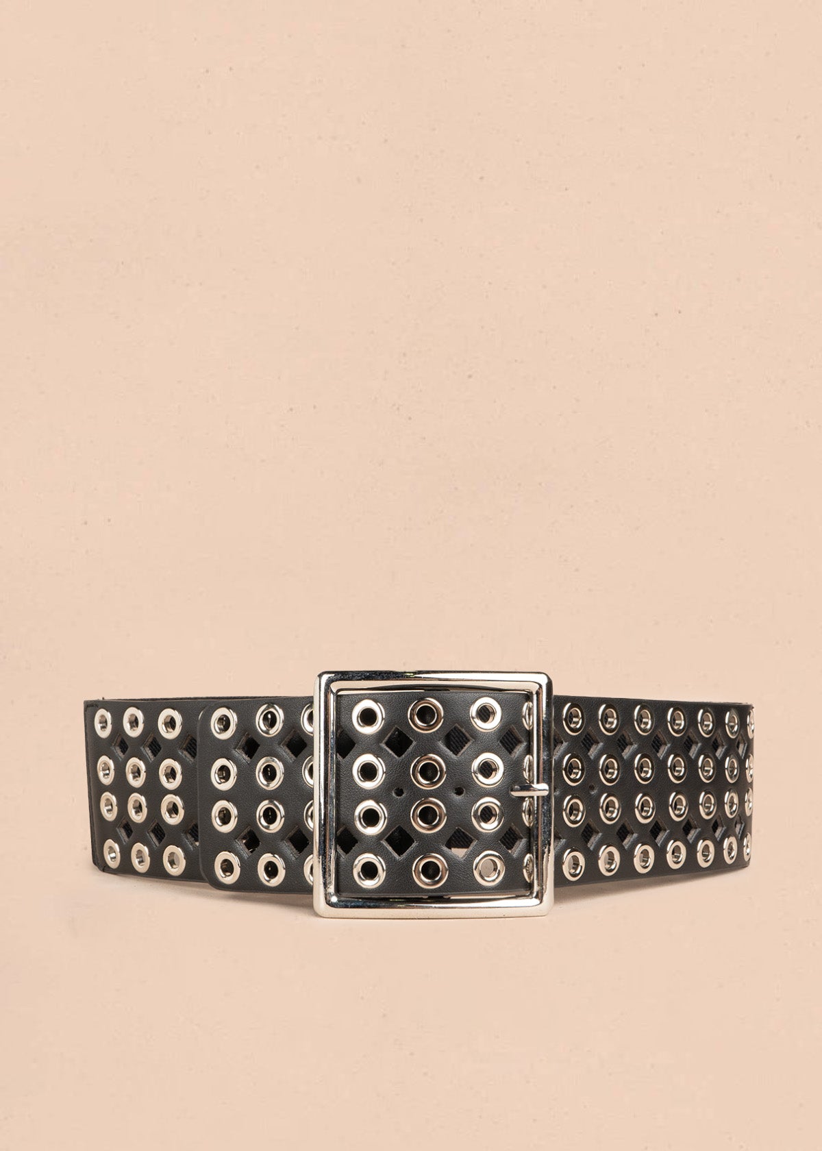 Cinturón ancho de cuero color negro con perforaciones y hebilla cuadrada plateada 106895