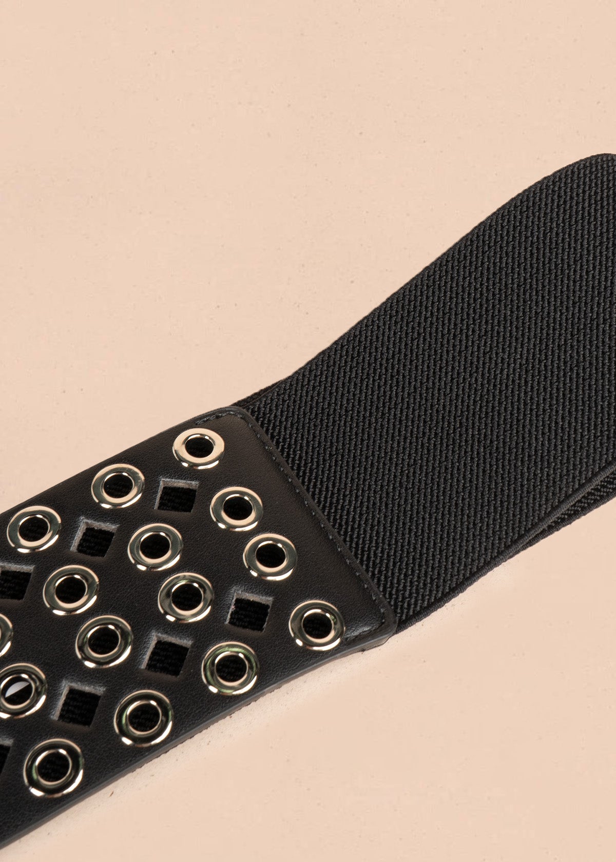 Cinturón ancho de cuero color negro con perforaciones y hebilla cuadrada plateada 106895