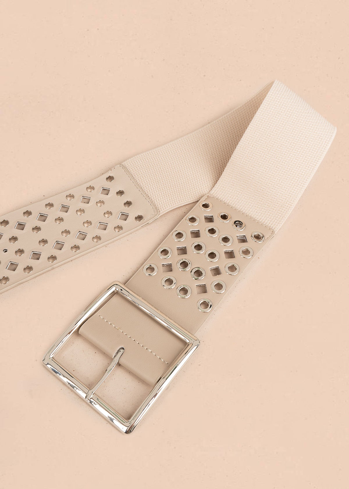 Cinturón ancho de cuero color taupe con perforaciones y hebilla cuadrada plateada 106895