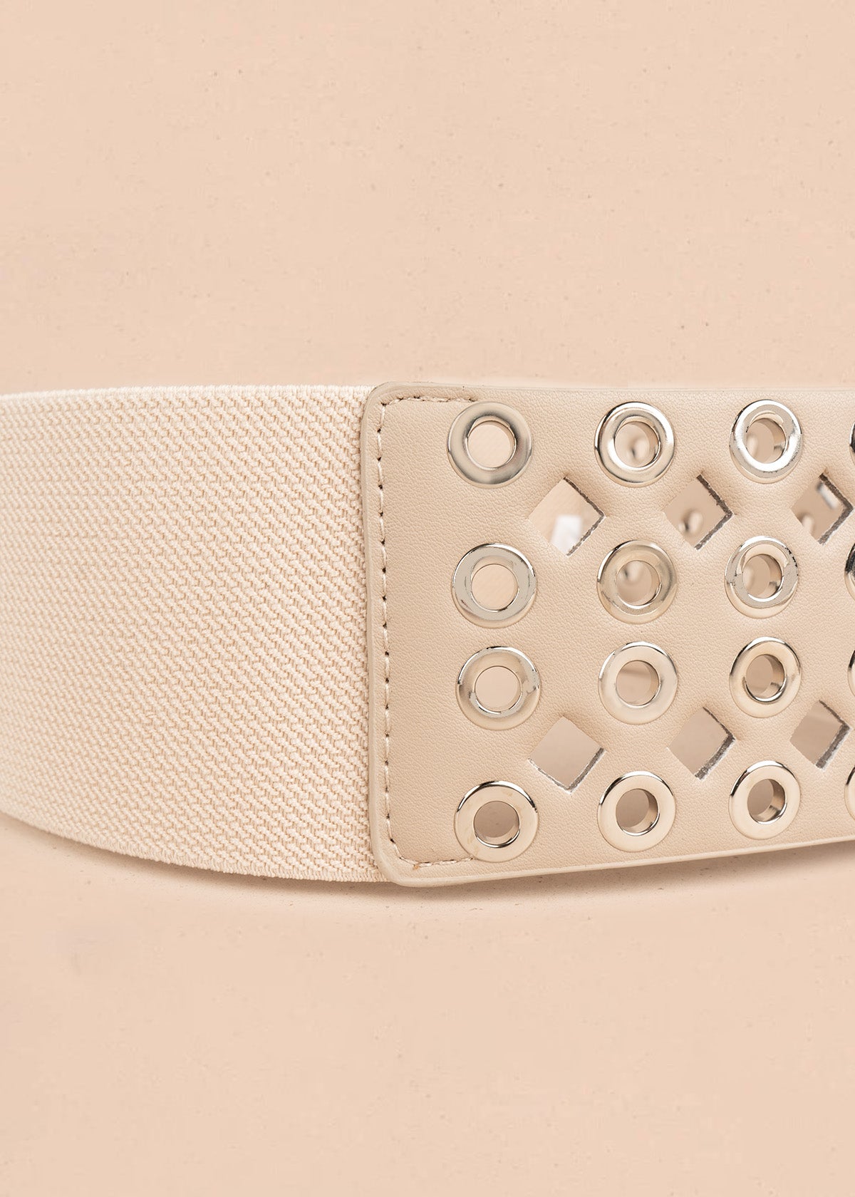 Cinturón ancho de cuero color taupe con perforaciones y hebilla cuadrada plateada 106895