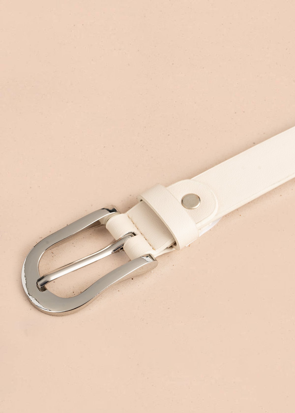 Cinturón de cuero beige con ojales plateados 106897