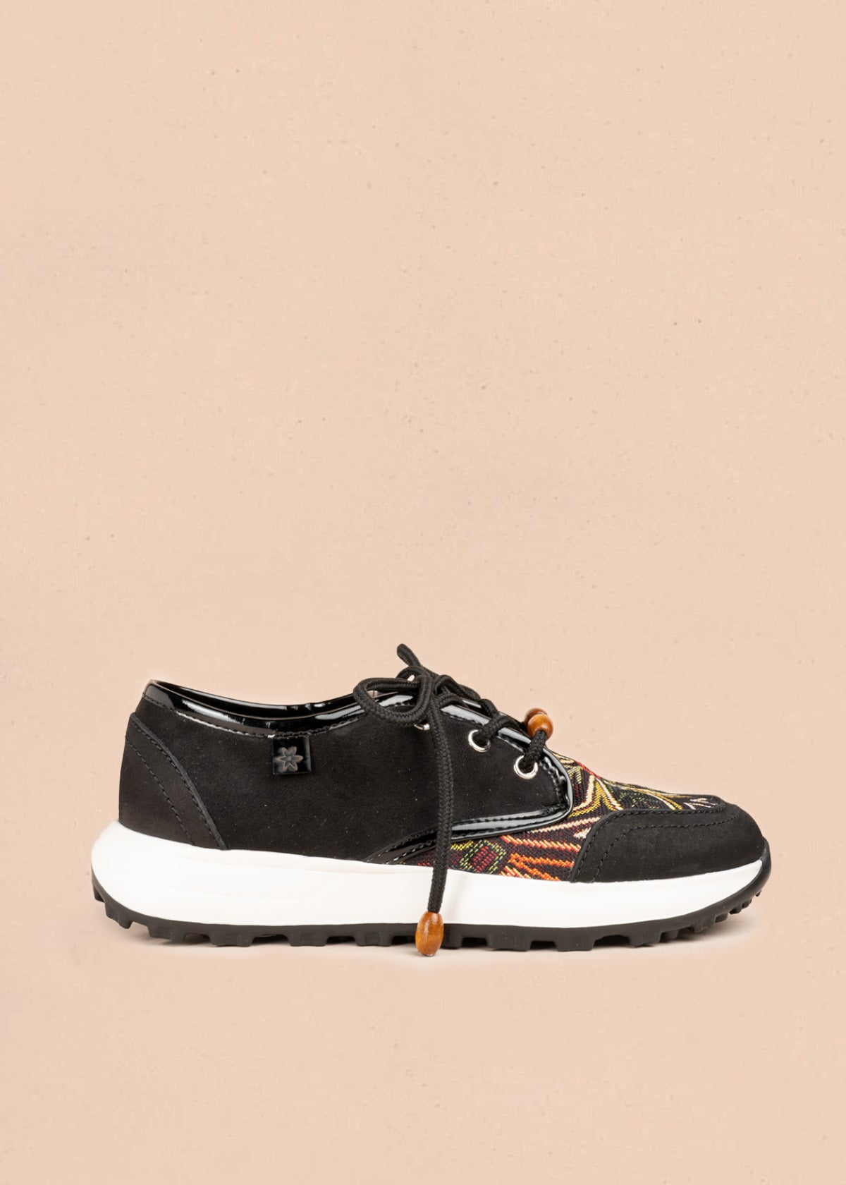 Tenis en gamuza color negro con panel tejido multicolor 106898