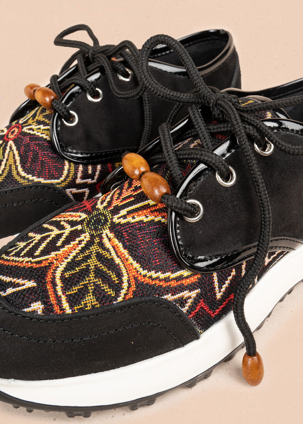 Tenis en gamuza color negro con panel tejido multicolor 106898