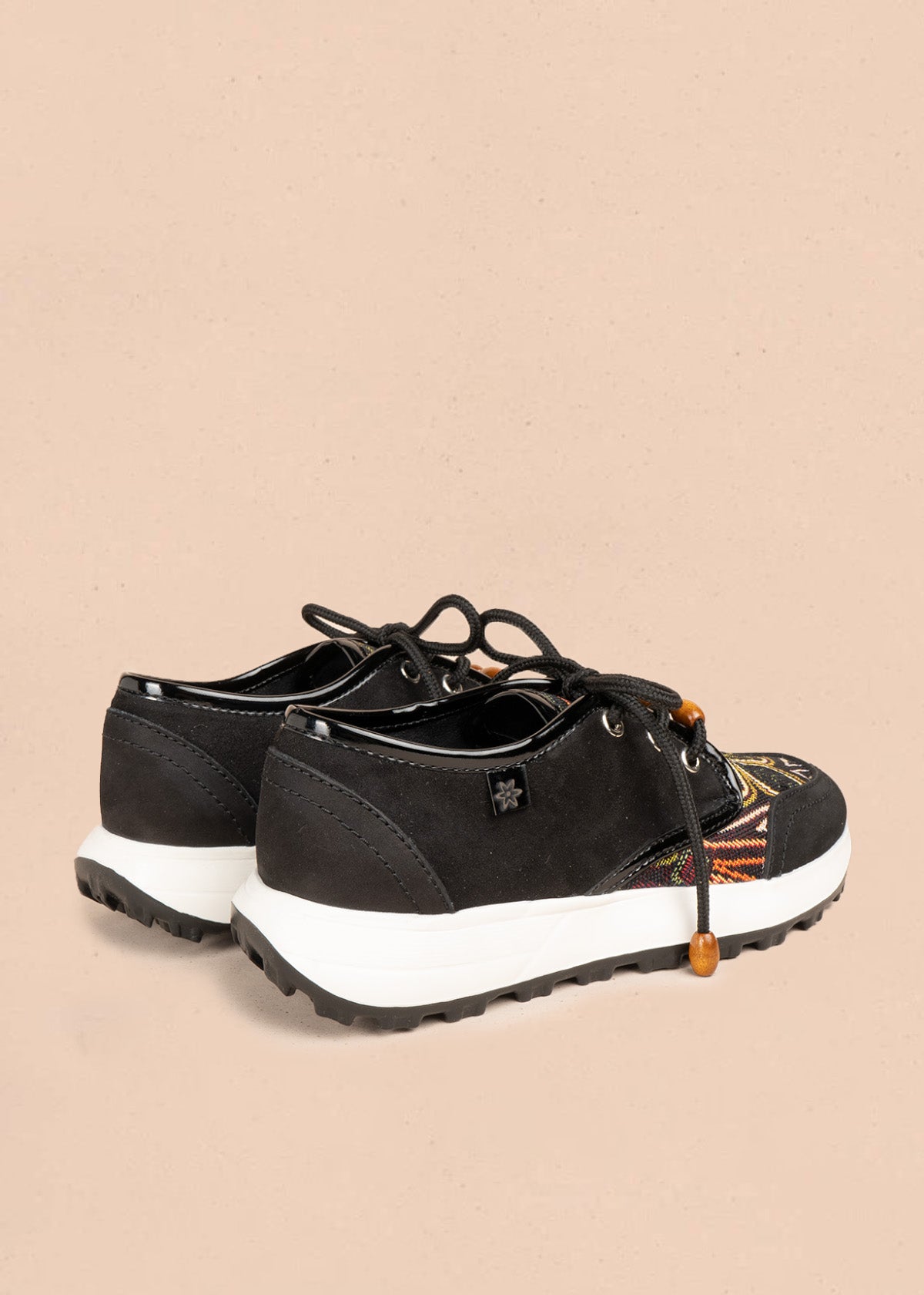 Tenis en gamuza color negro con panel tejido multicolor 106898