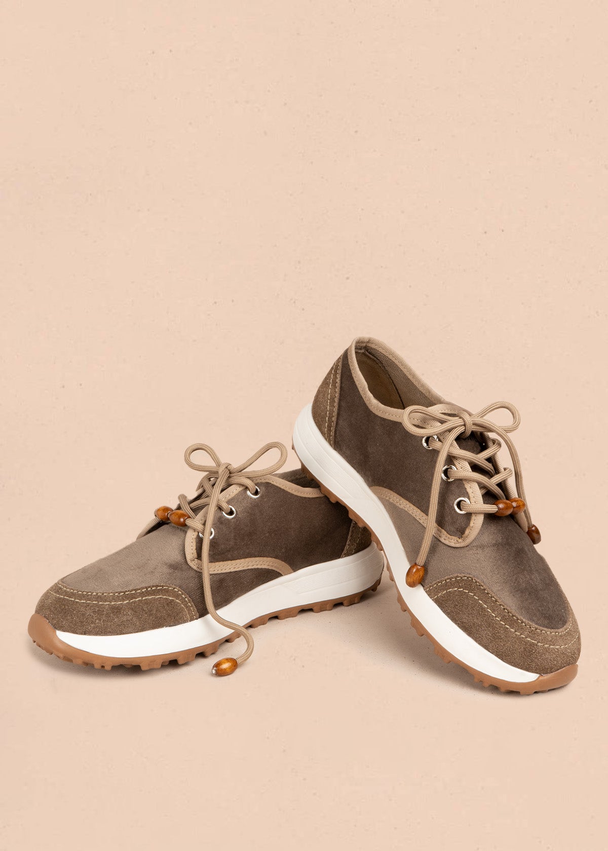 Tenis en gamuza café con cordones trenzados 106899