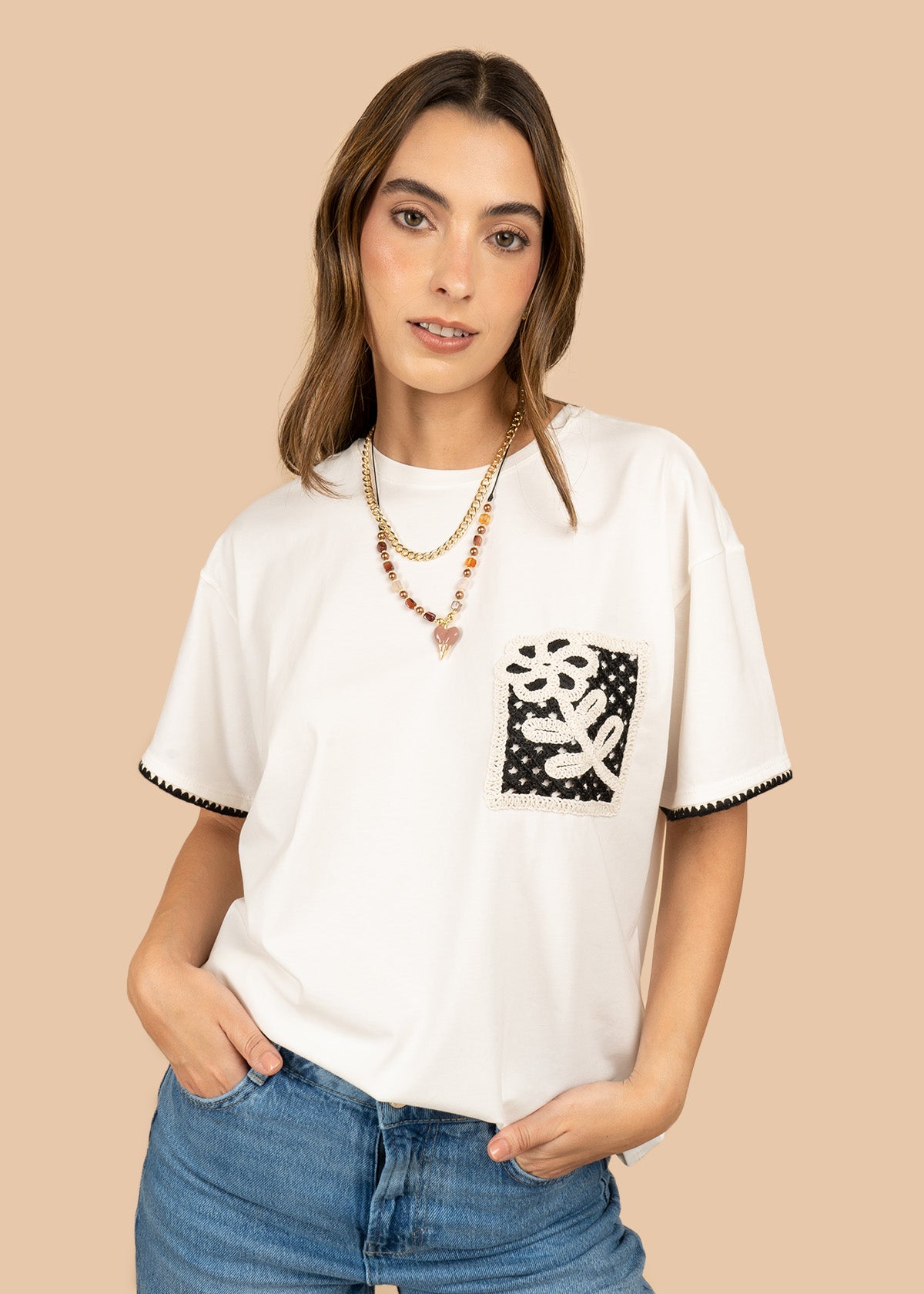 Camiseta oversize color beige con bolsillo bordado floral en crochet 106906