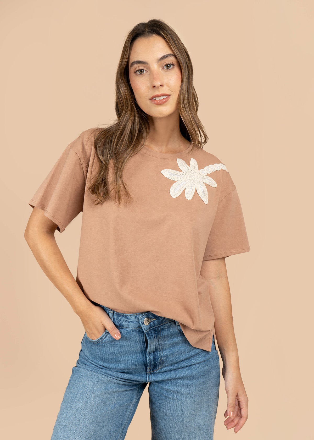 Camiseta color café con cuello redondo y bordado de flor en contraste blanco 106909