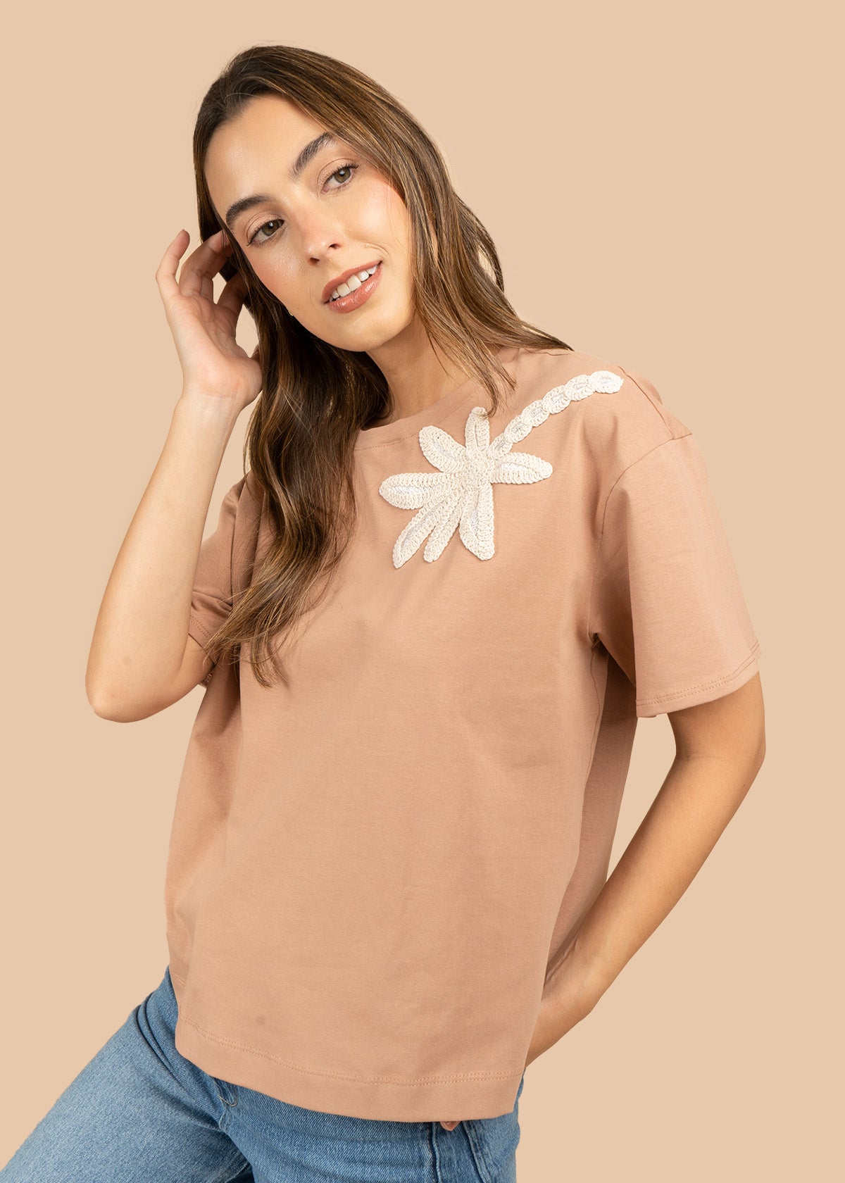 Camiseta color café con cuello redondo y bordado de flor en contraste blanco 106909