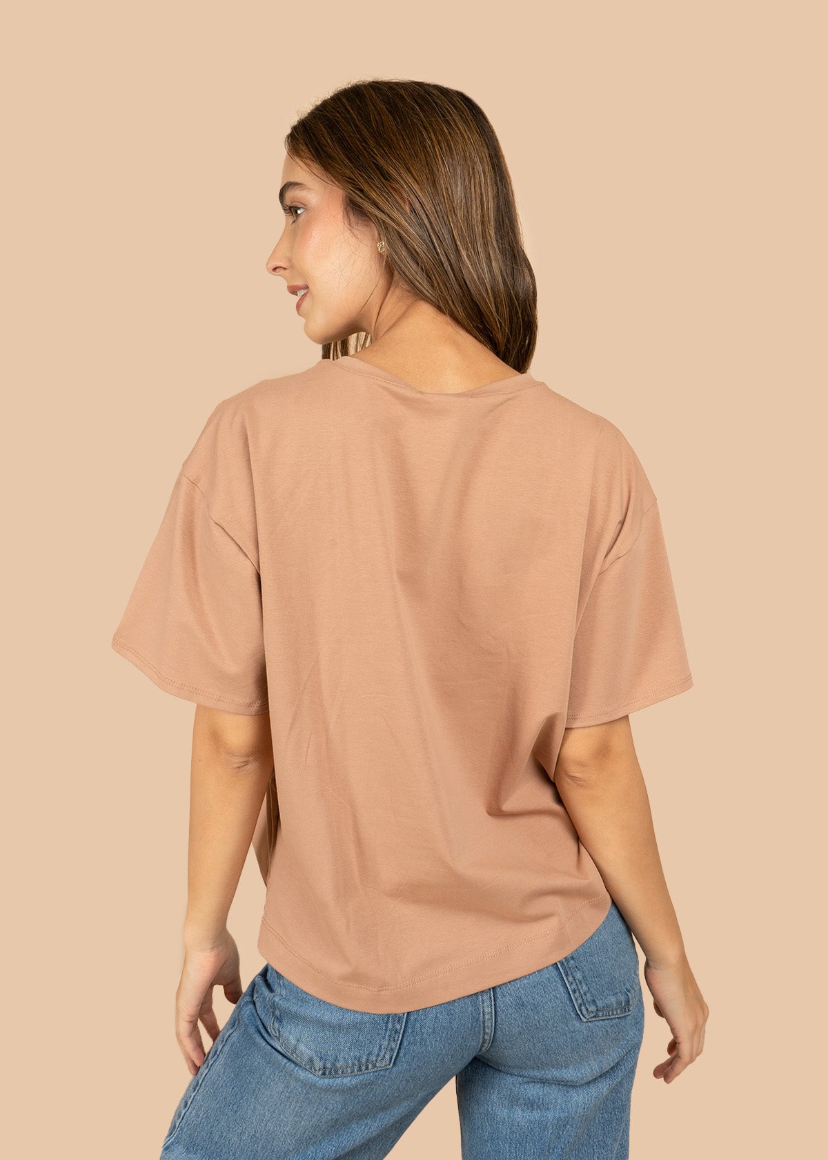 Camiseta color café con cuello redondo y bordado de flor en contraste blanco 106909