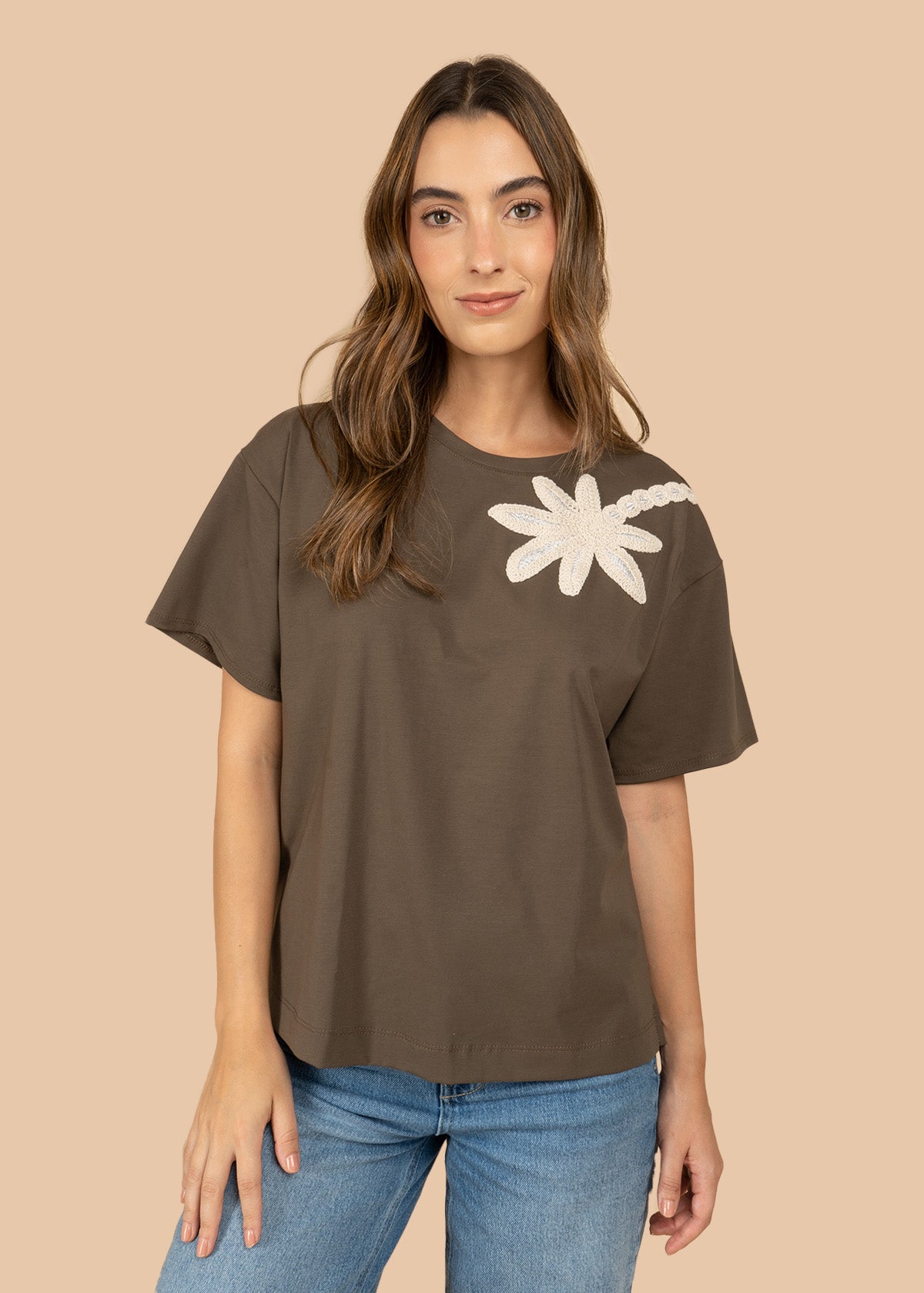 Camiseta color verde con cuello redondo y bordado de flor en contraste blanco 106909