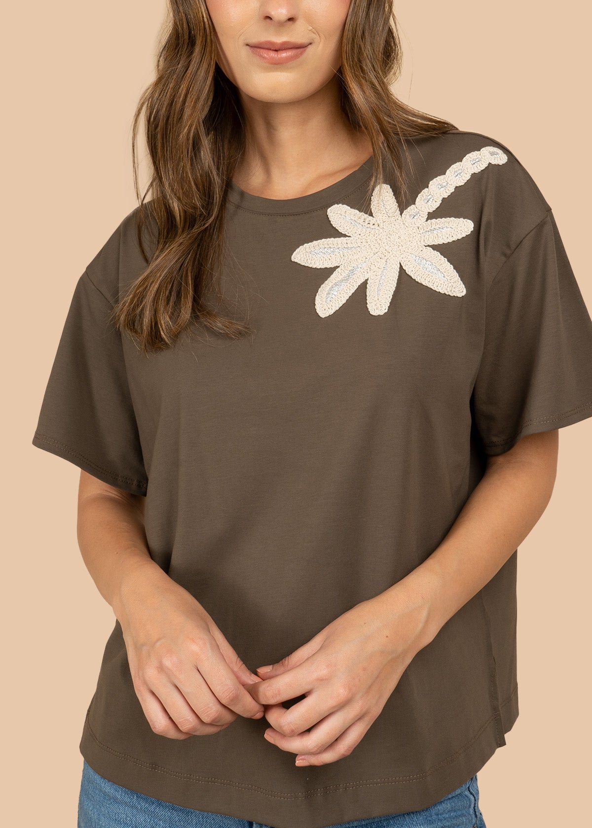 Camiseta color verde con cuello redondo y bordado de flor en contraste blanco 106909