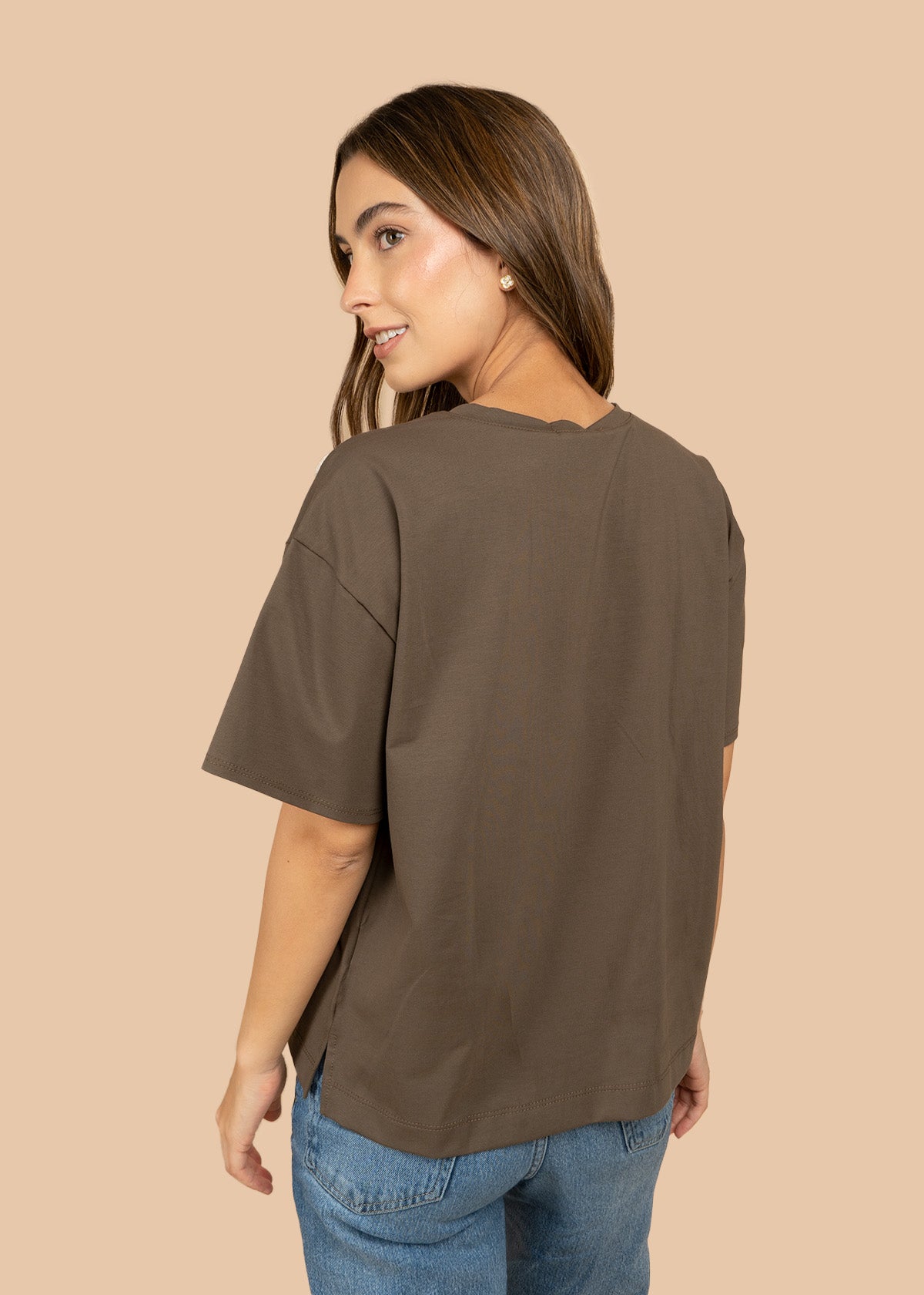 Camiseta color verde con cuello redondo y bordado de flor en contraste blanco 106909