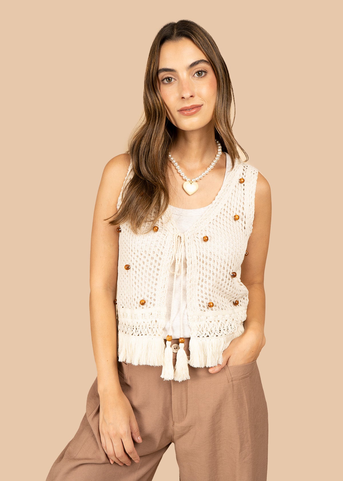 Chaleco tejido color beige con cuentas de madera y amarre delantero 106910