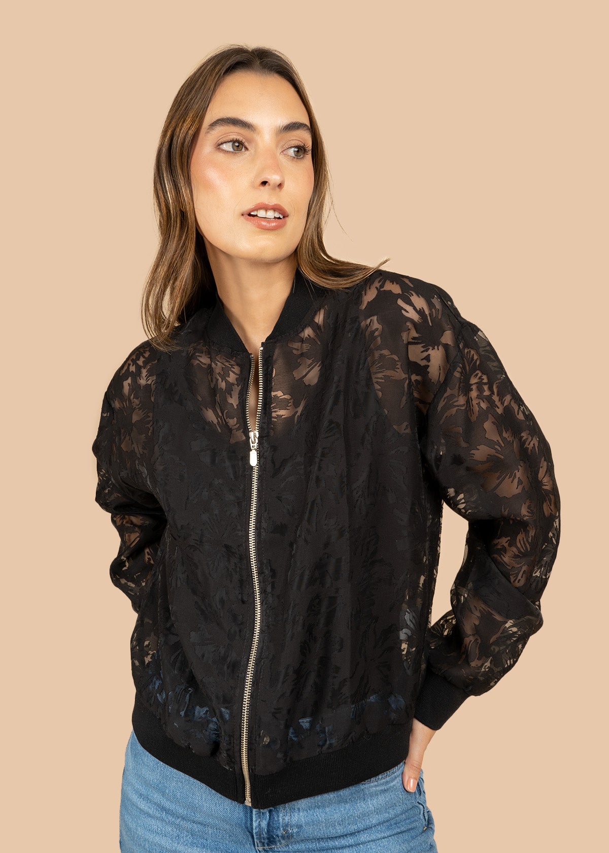 Chaqueta semitransparente en encaje floral negro con cierre frontal 106915