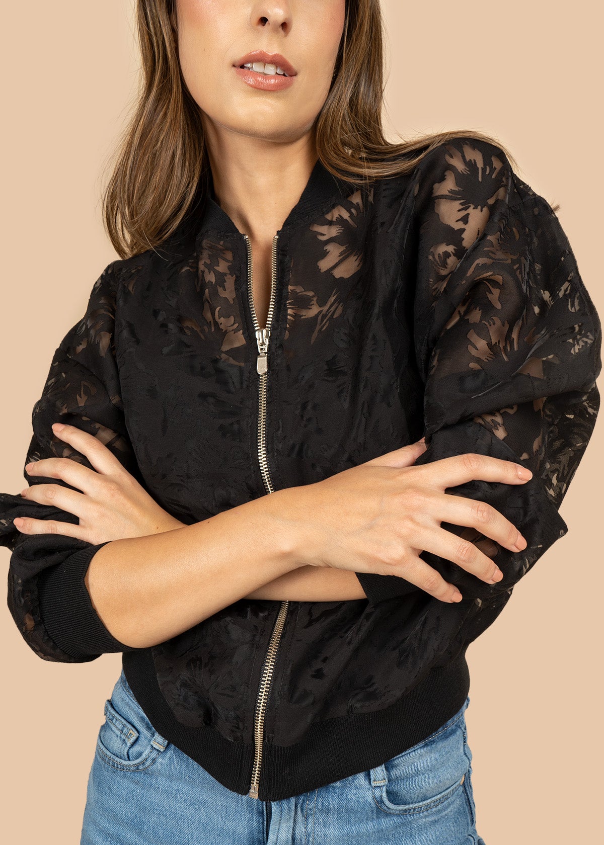 Chaqueta semitransparente en encaje floral negro con cierre frontal 106915