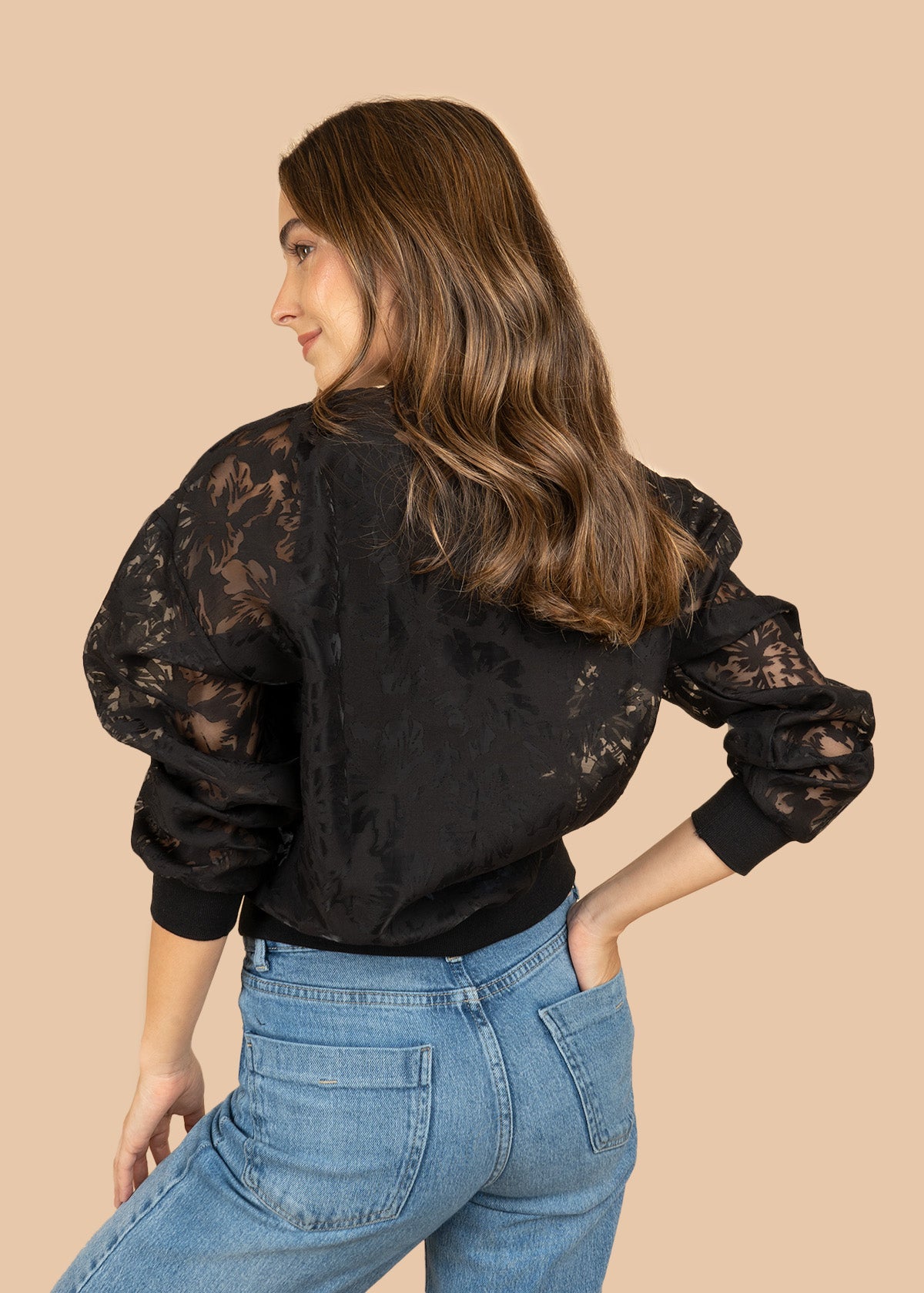 Chaqueta semitransparente en encaje floral negro con cierre frontal 106915
