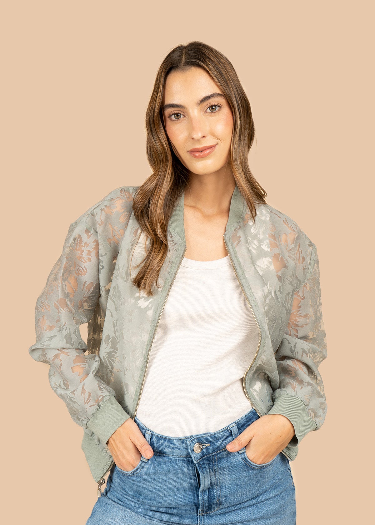 Chaqueta con trasparecías y bordados color verde 106915