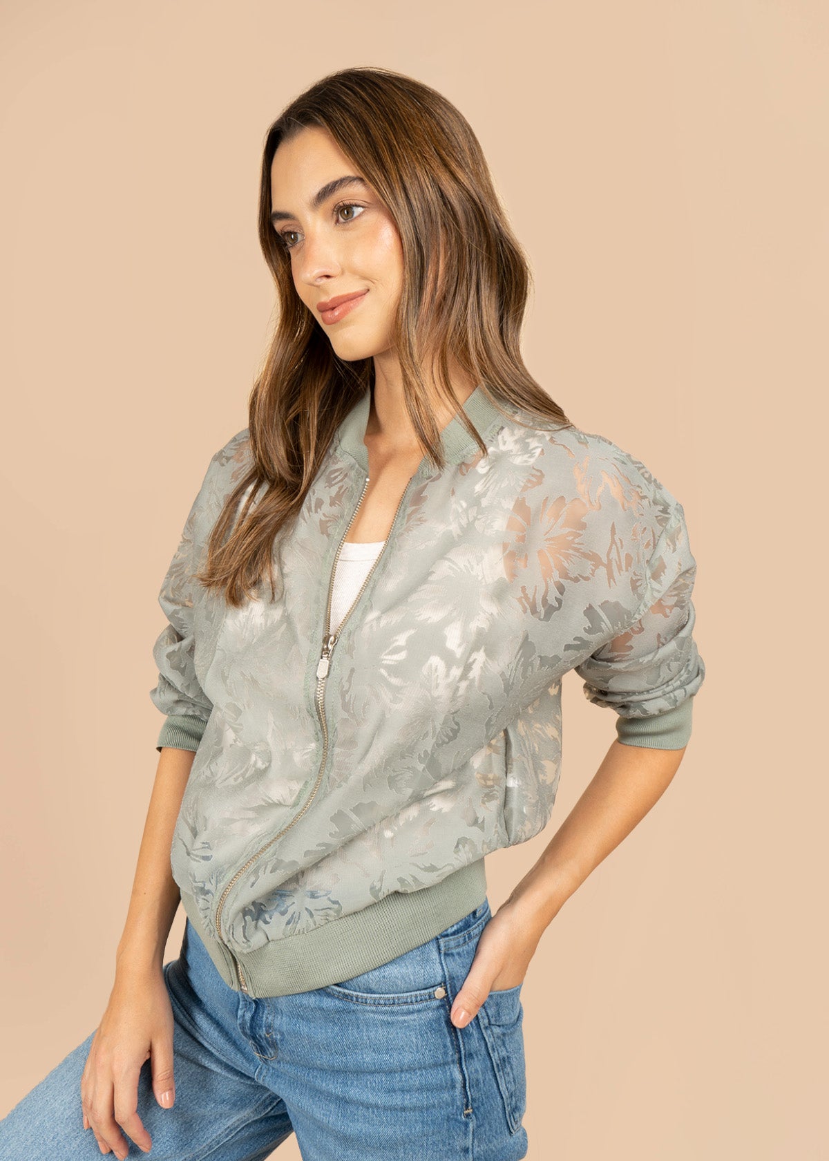 Chaqueta con trasparecías y bordados color verde 106915