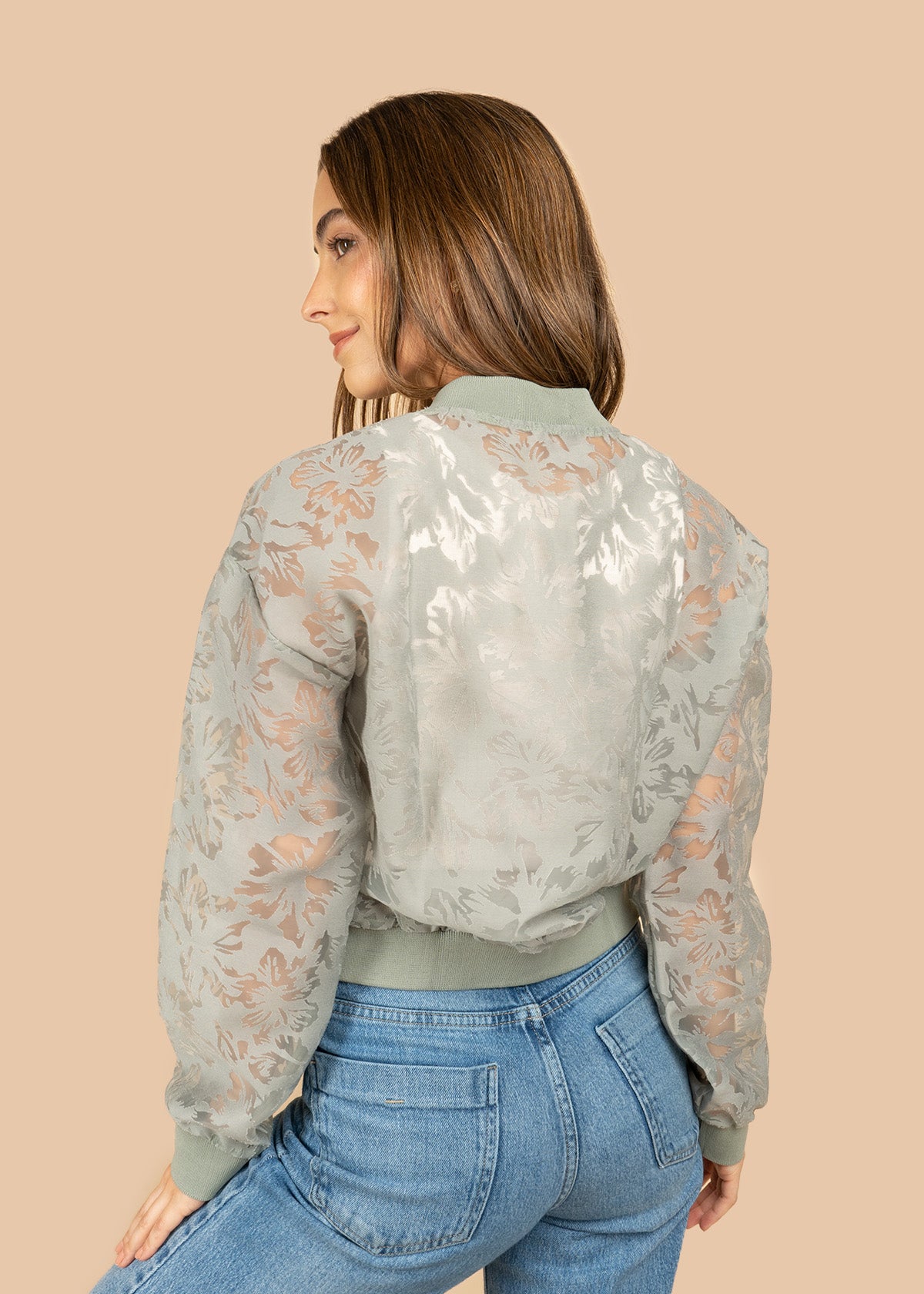 Chaqueta con trasparecías y bordados color verde 106915