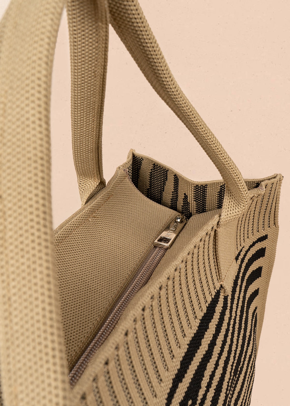Bolso tote tejido color Beige con estampado tigre 106916