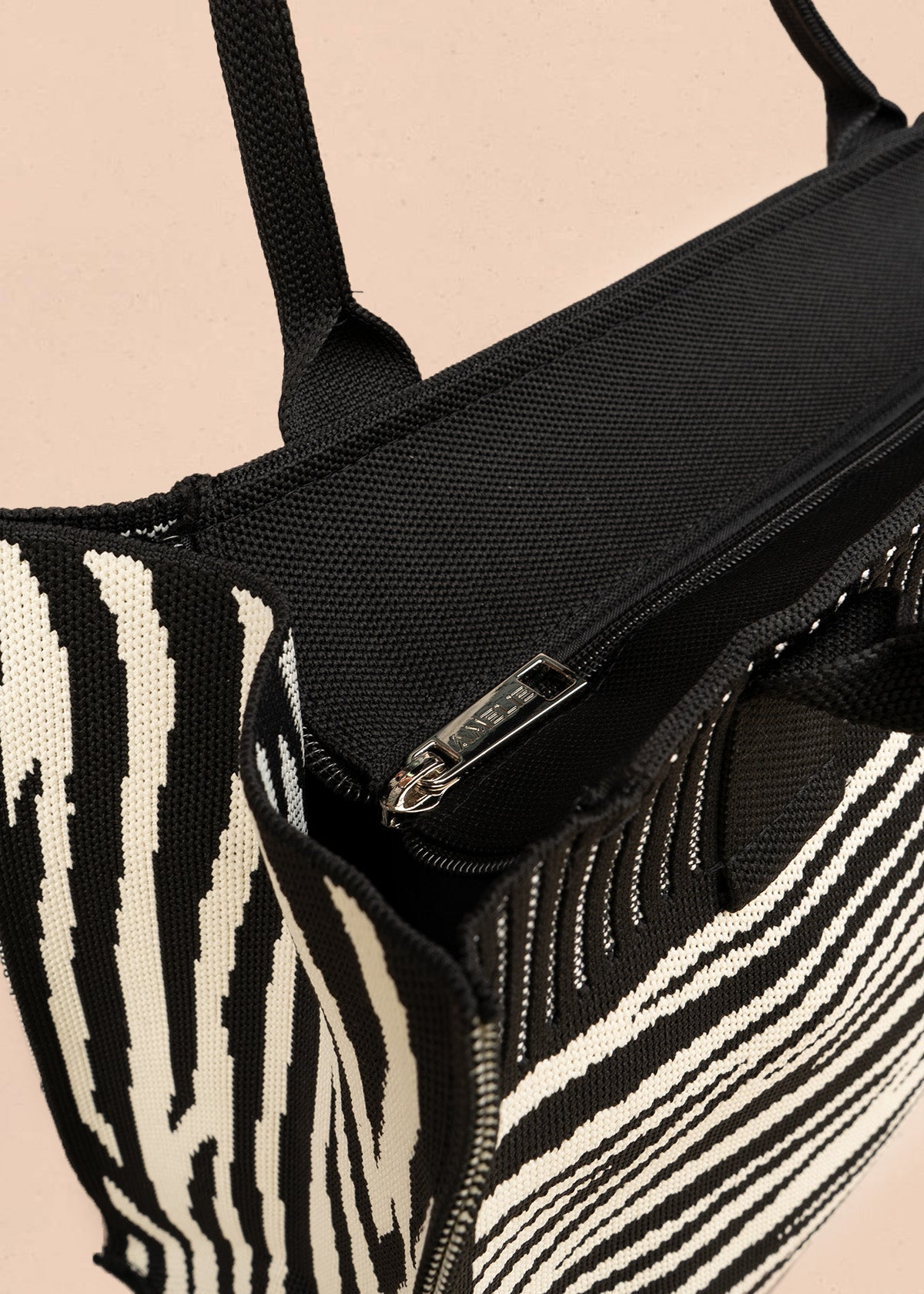 Bolso tote tejido color negro con estampado tigre 106916