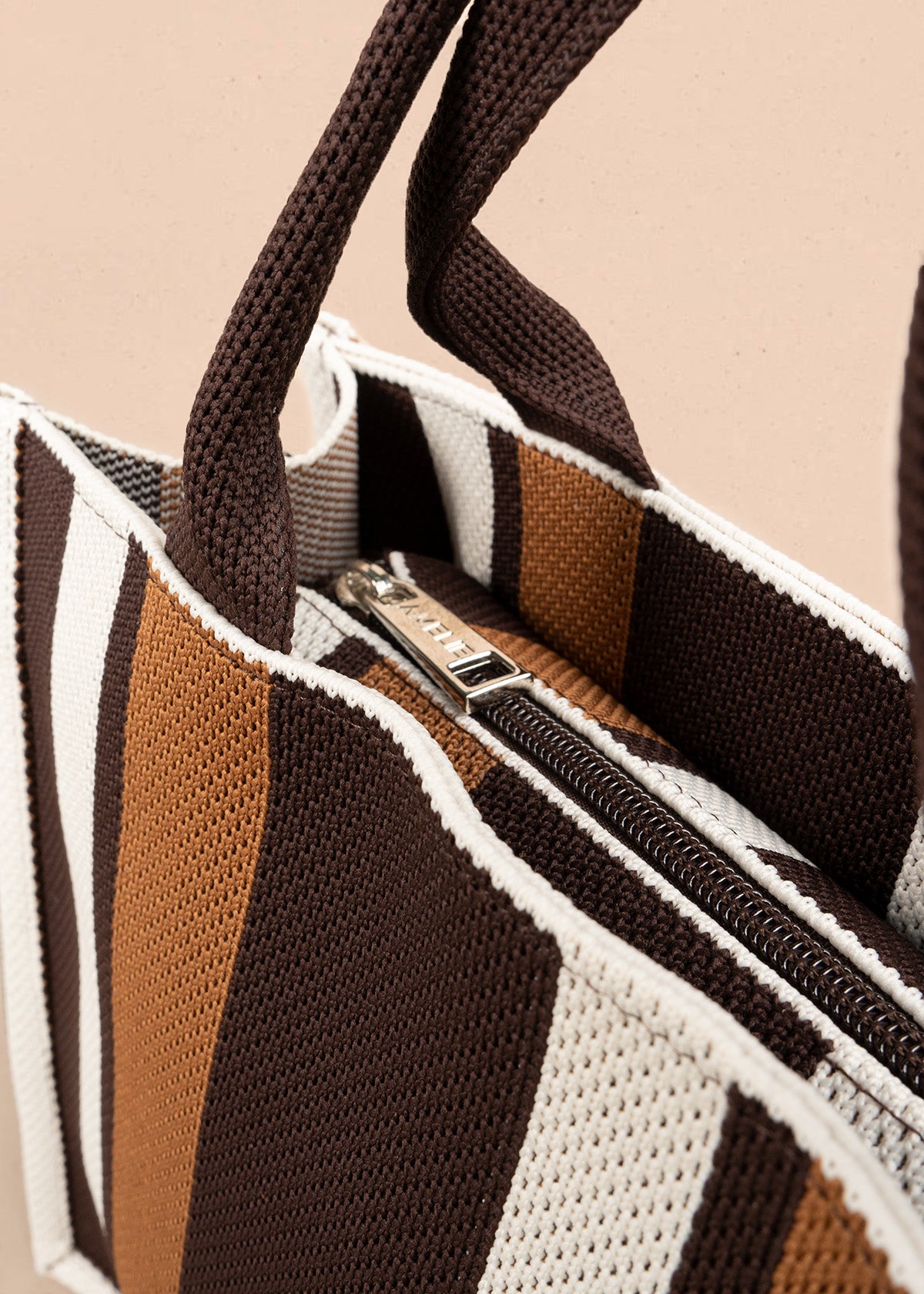 Bolso en textil color café con rayas 106917