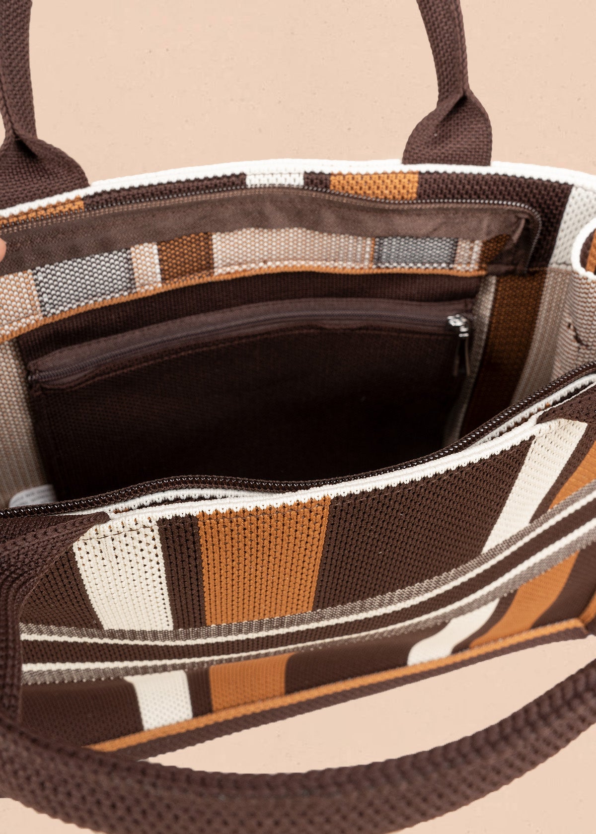 Bolso en textil color café con rayas 106917