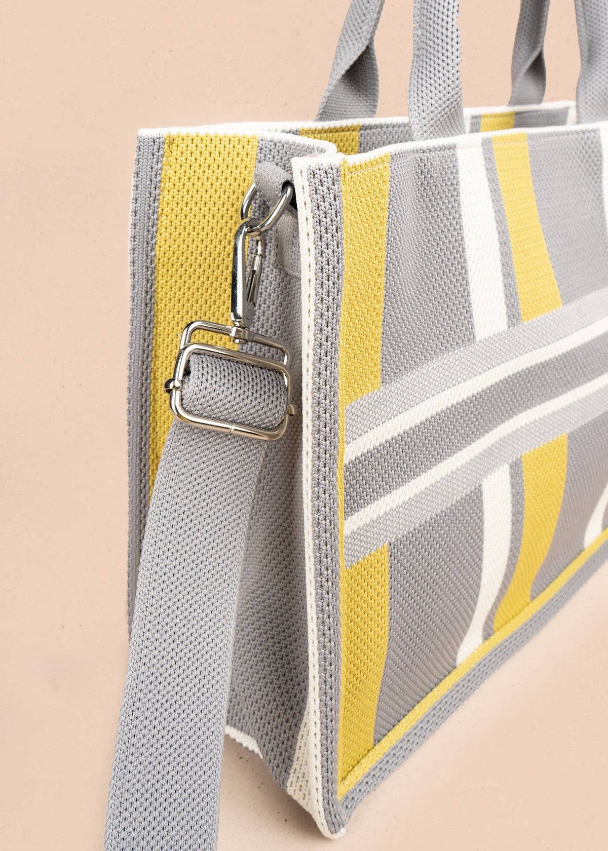 Bolso en textil color gris con rayas 106917