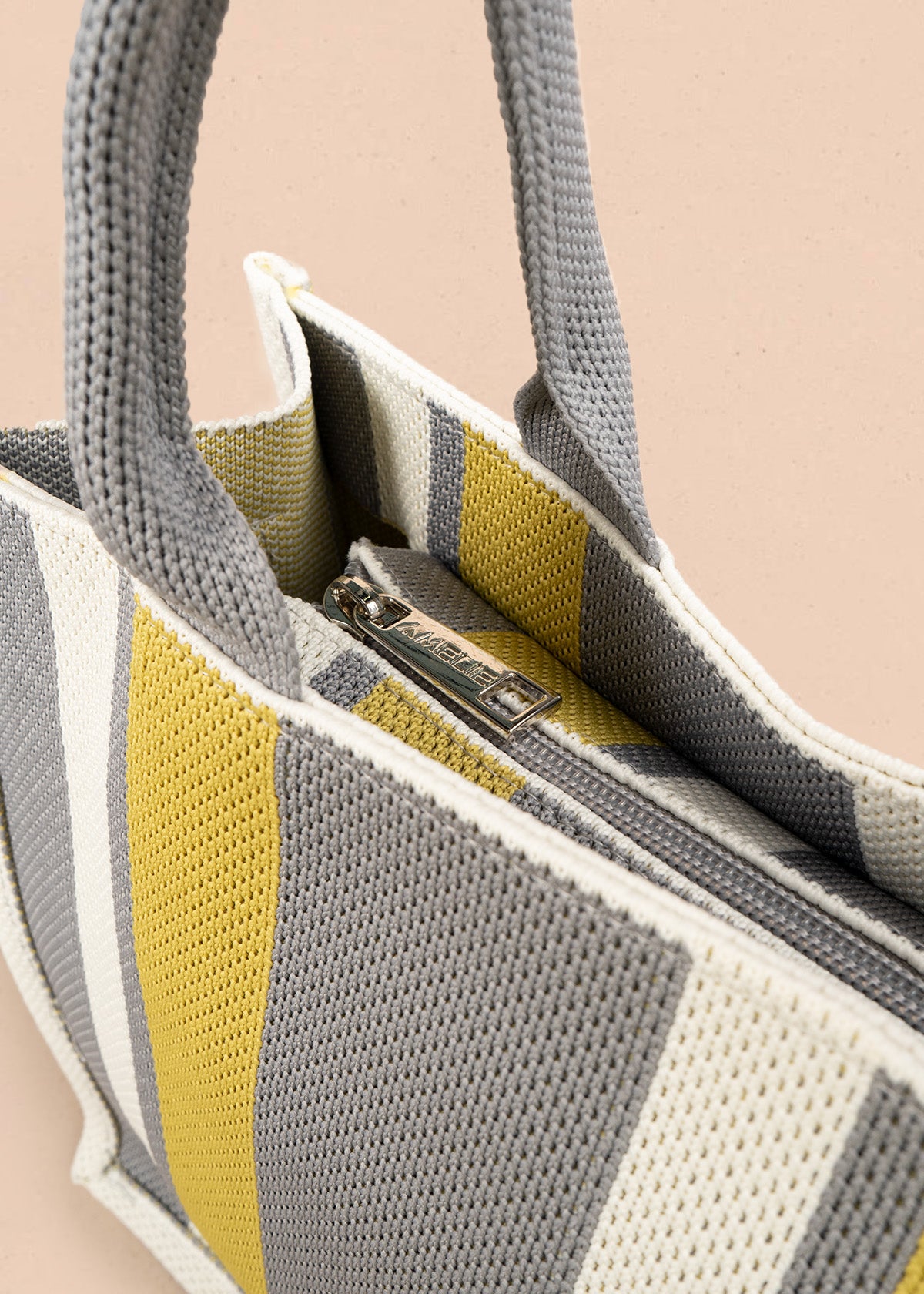 Bolso en textil color gris con rayas 106917