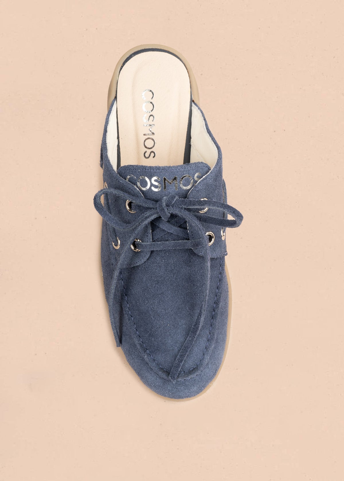 Zueco en cuero color azul estilo náutico con suela beige 106922