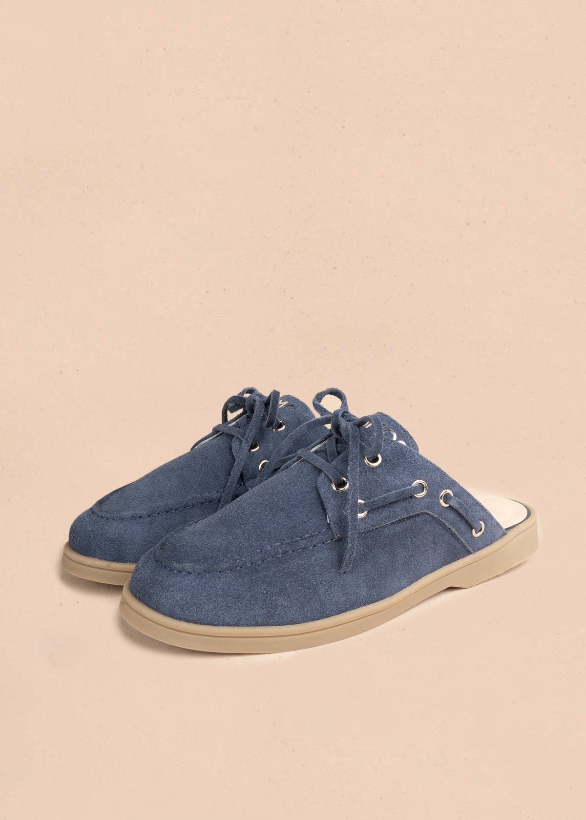 Zueco en cuero color azul estilo náutico con suela beige 106922