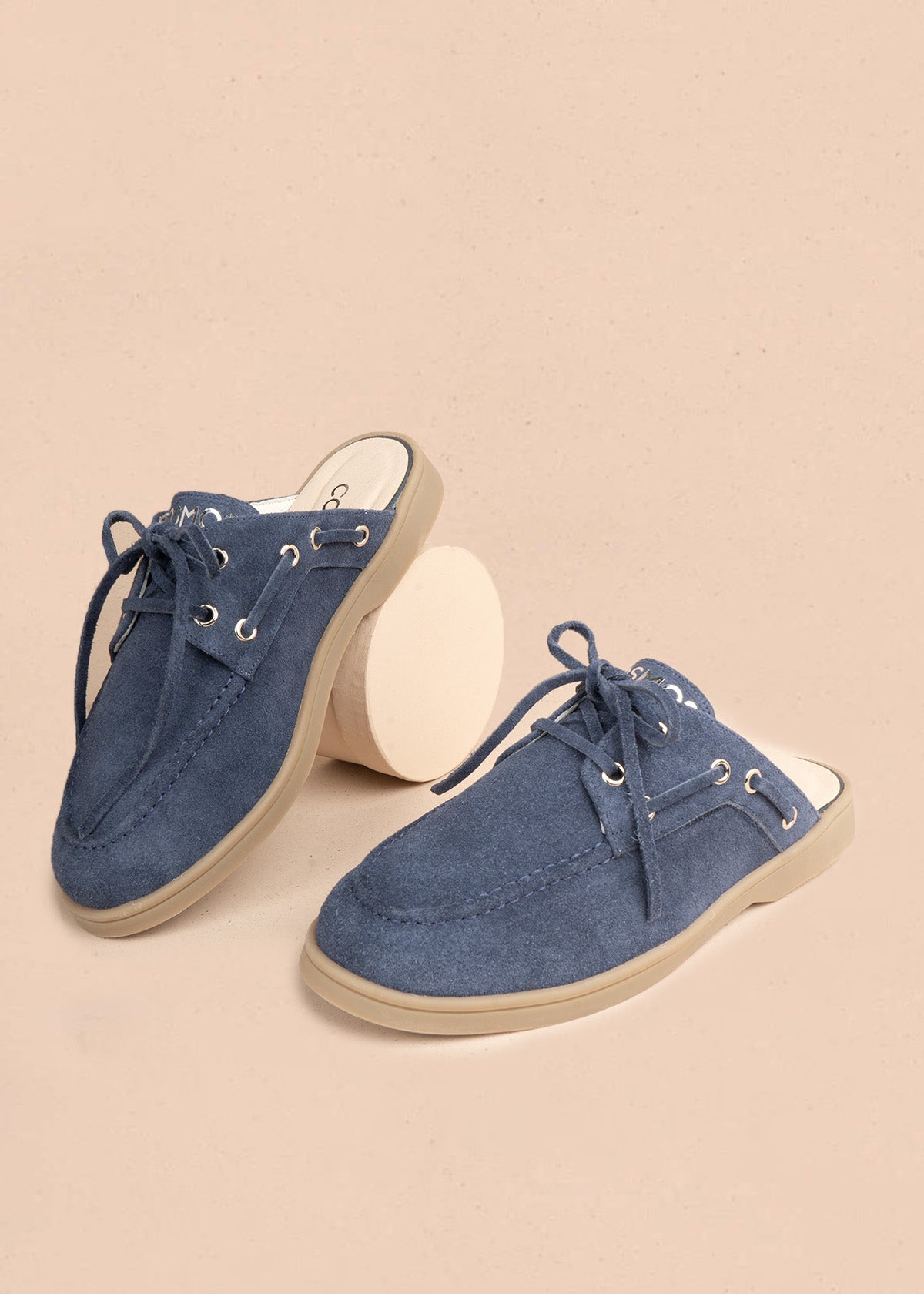 Zueco en cuero color azul estilo náutico con suela beige 106922