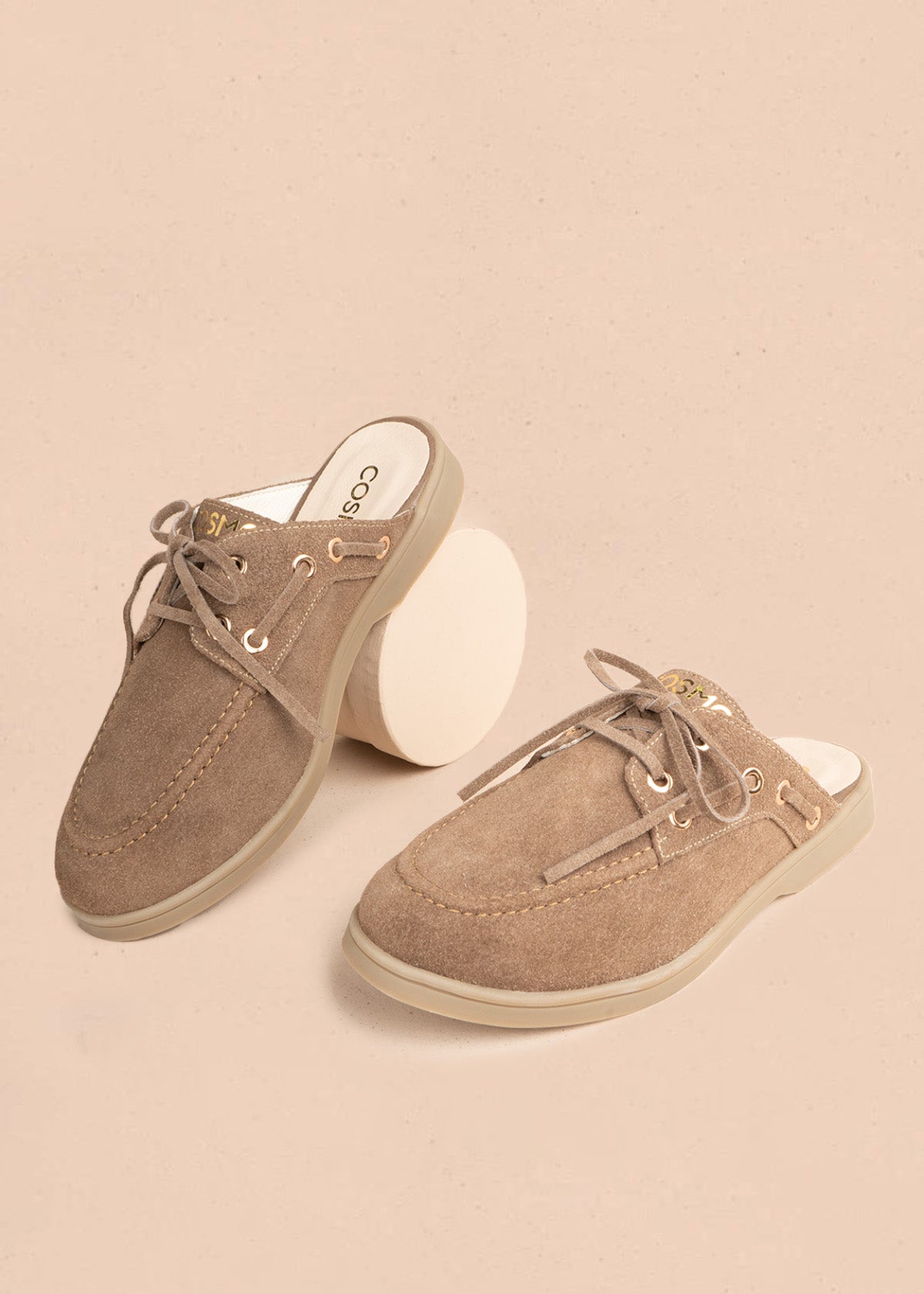 Zueco en cuero color café estilo náutico con suela beige 106922