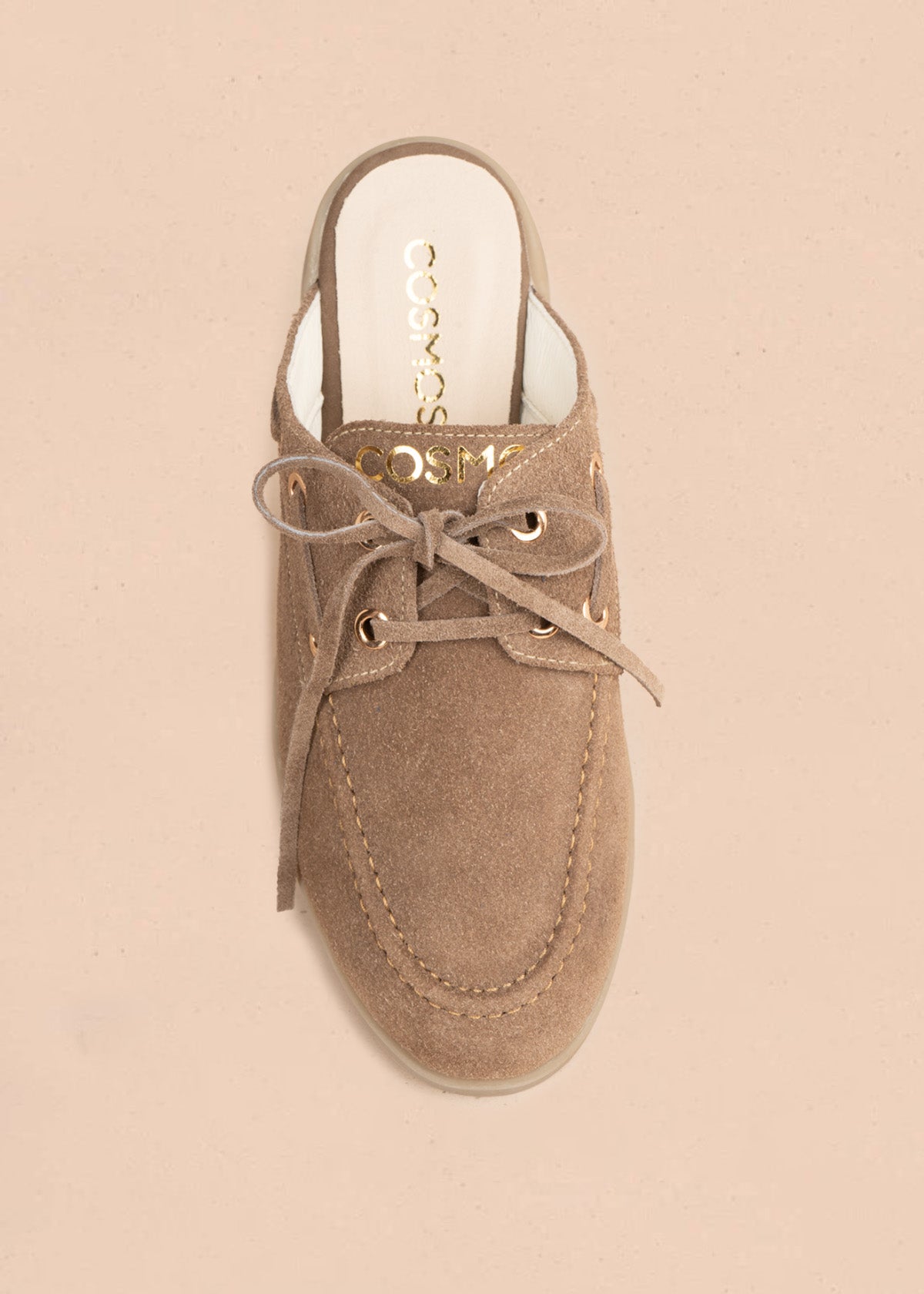 Zueco en cuero color café estilo náutico con suela beige 106922