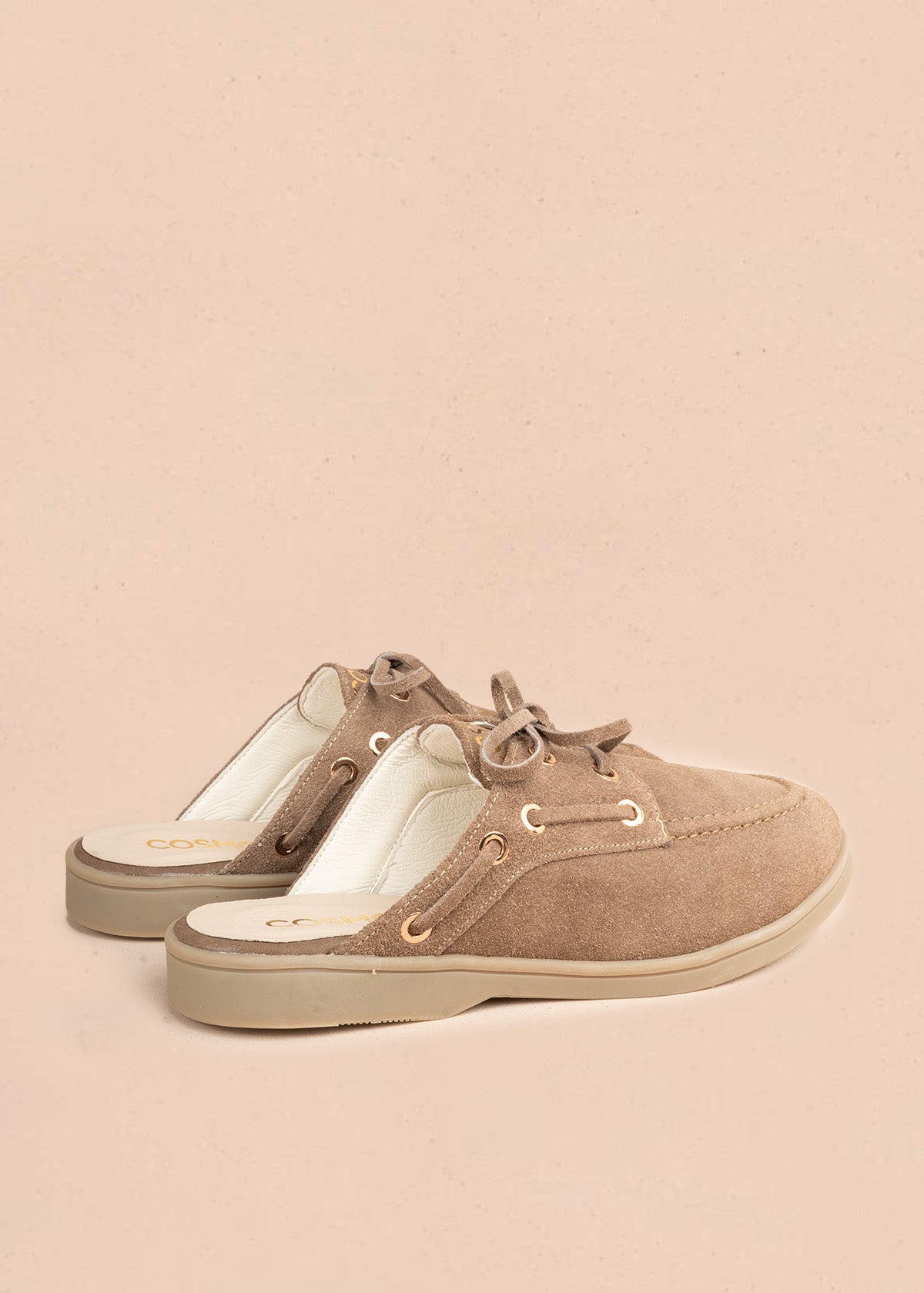 Zueco en cuero color café estilo náutico con suela beige 106922