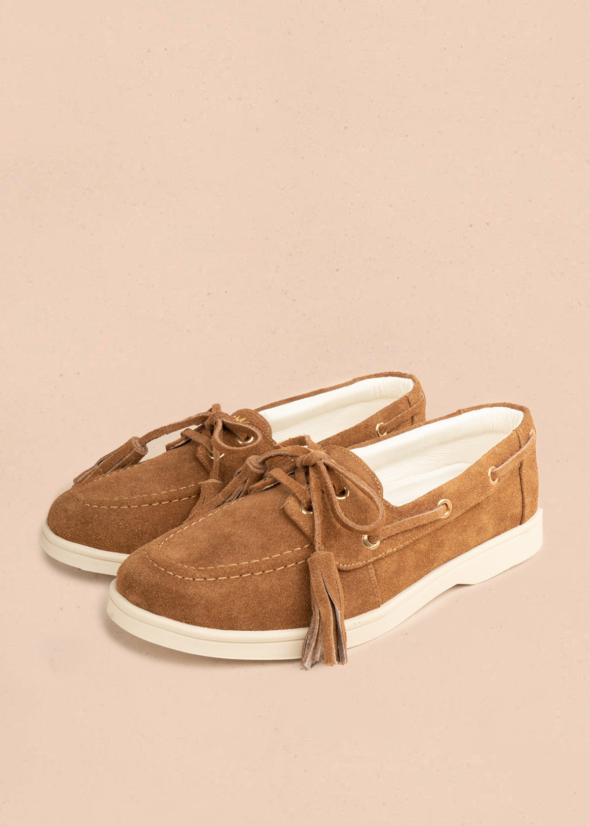 Mocasín en cuero color miel con cordón y borlas 106925